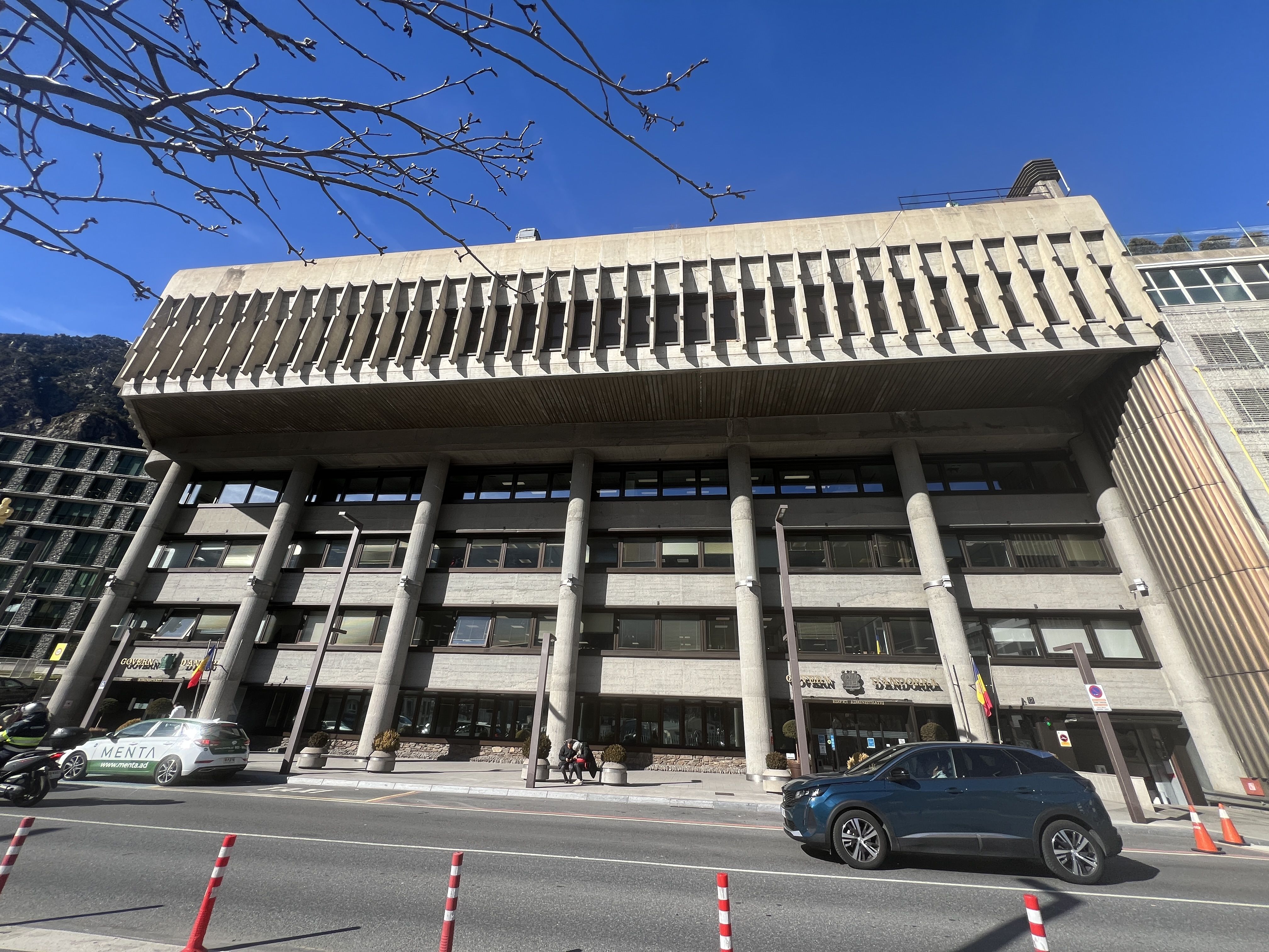 L'edifici administratiu de Govern a Prat de la Creu.