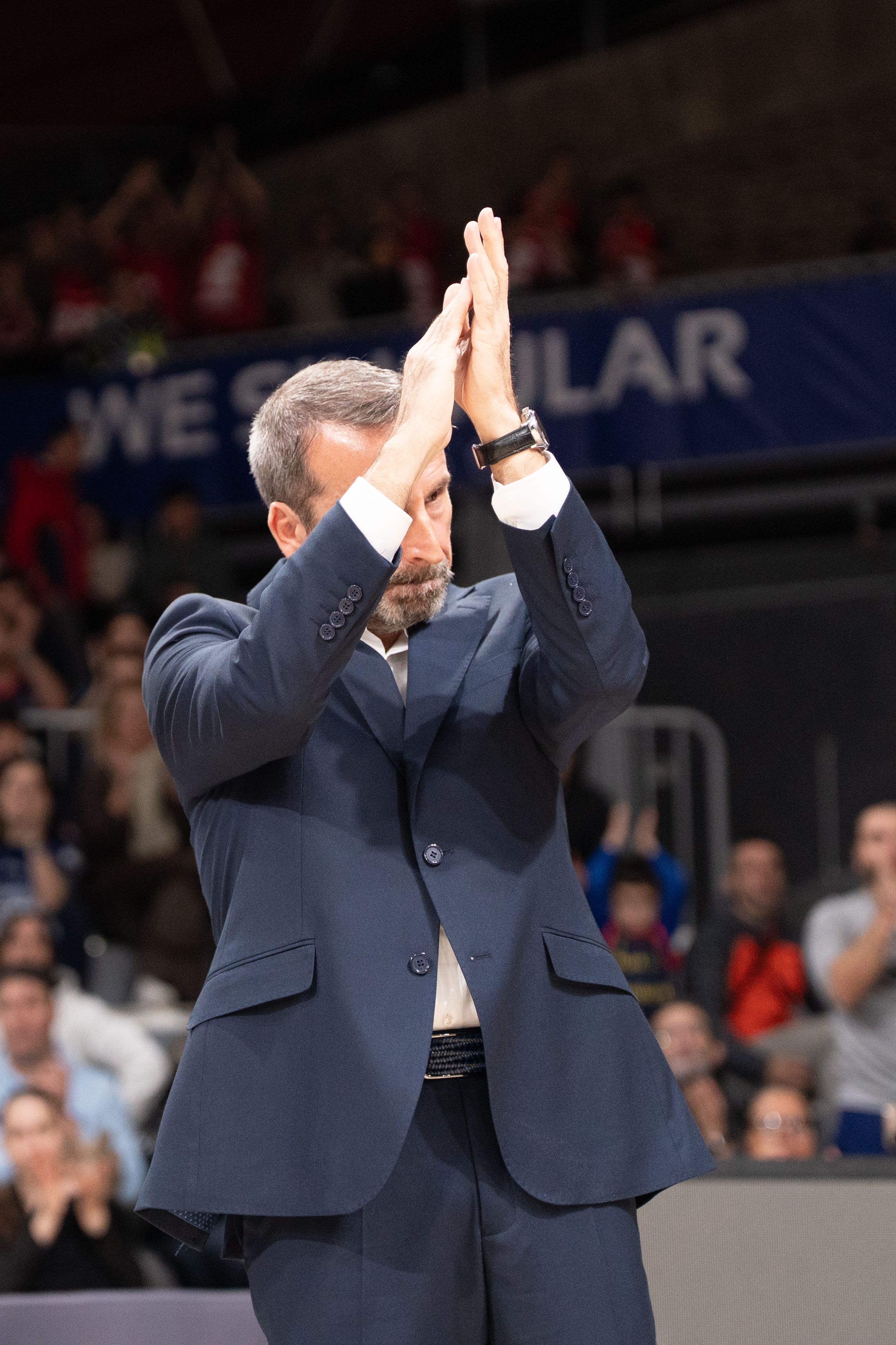 Joan Plaza, agraïnt els aplaudiments de l'afició tricolor. 