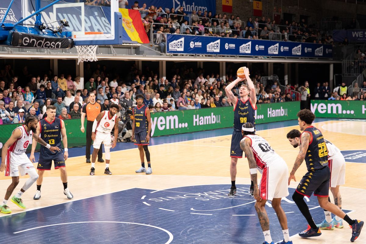 Pustovyi, efectiu des de la línia del tir lliure.