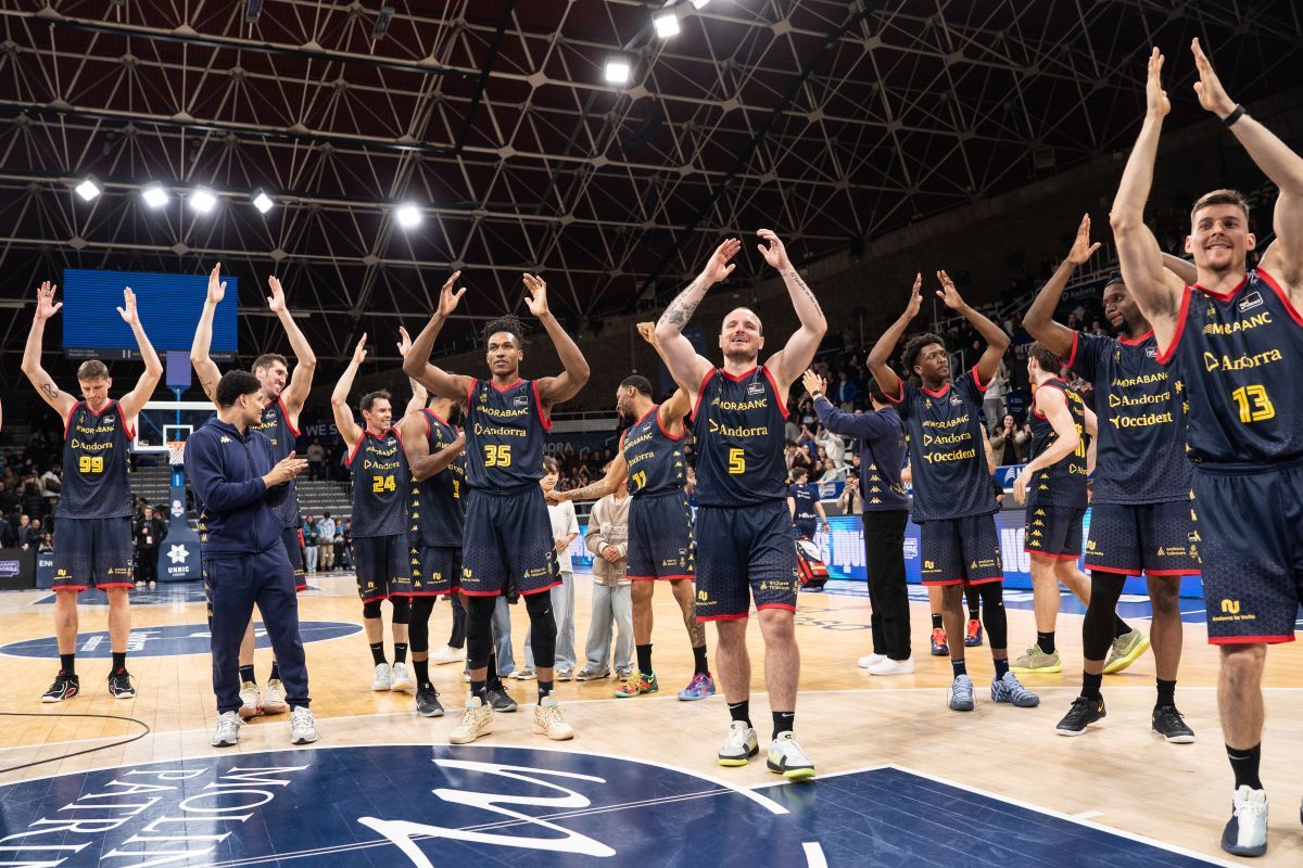 Els jugadors del MoraBanc Andorra, celebrant amb l'afició el triomf.