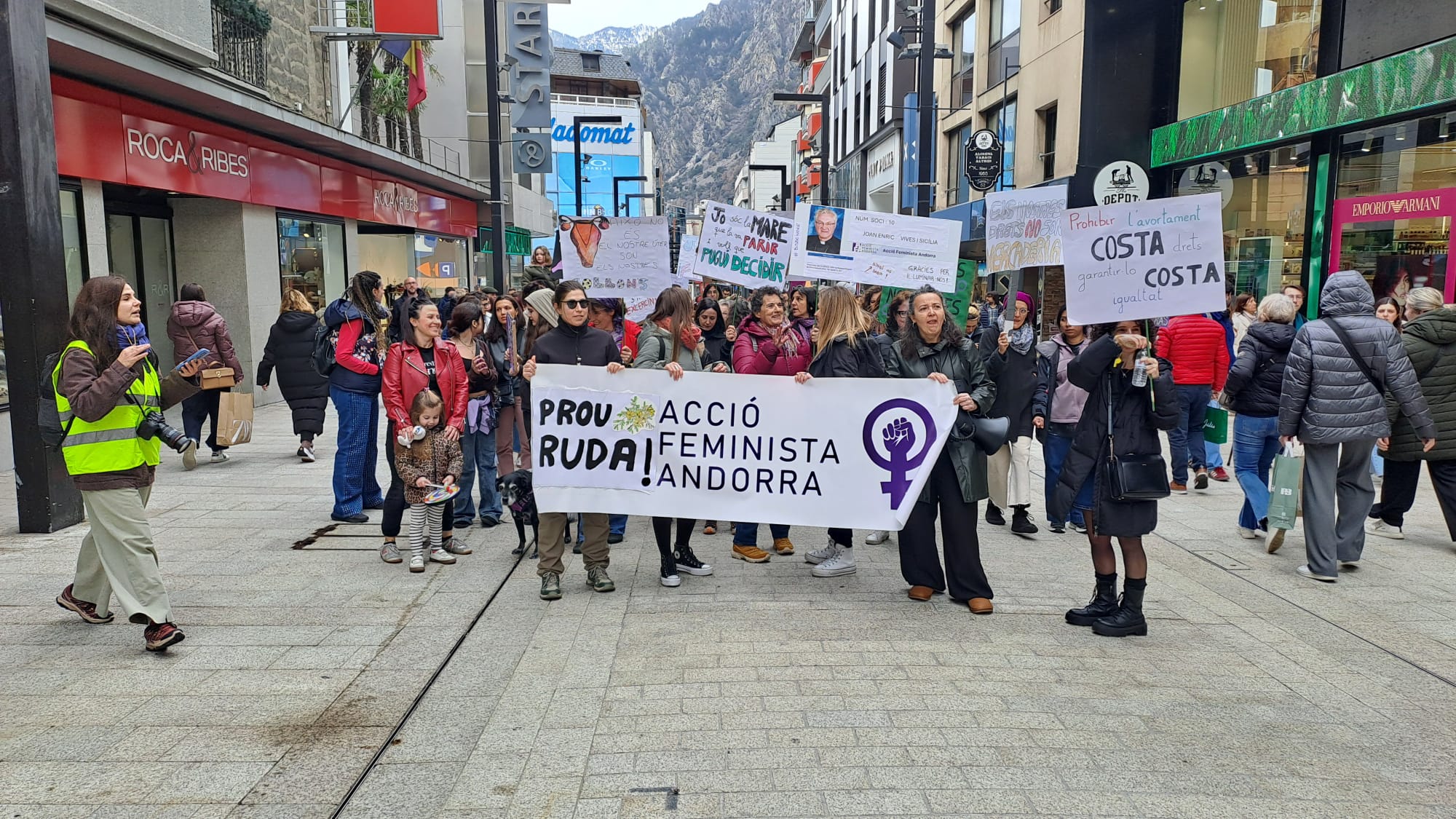La manifestació del 8M, pujant per l'avinguda Meritxell. La manifestació del 8M, pujant per l'avinguda Meritxell.