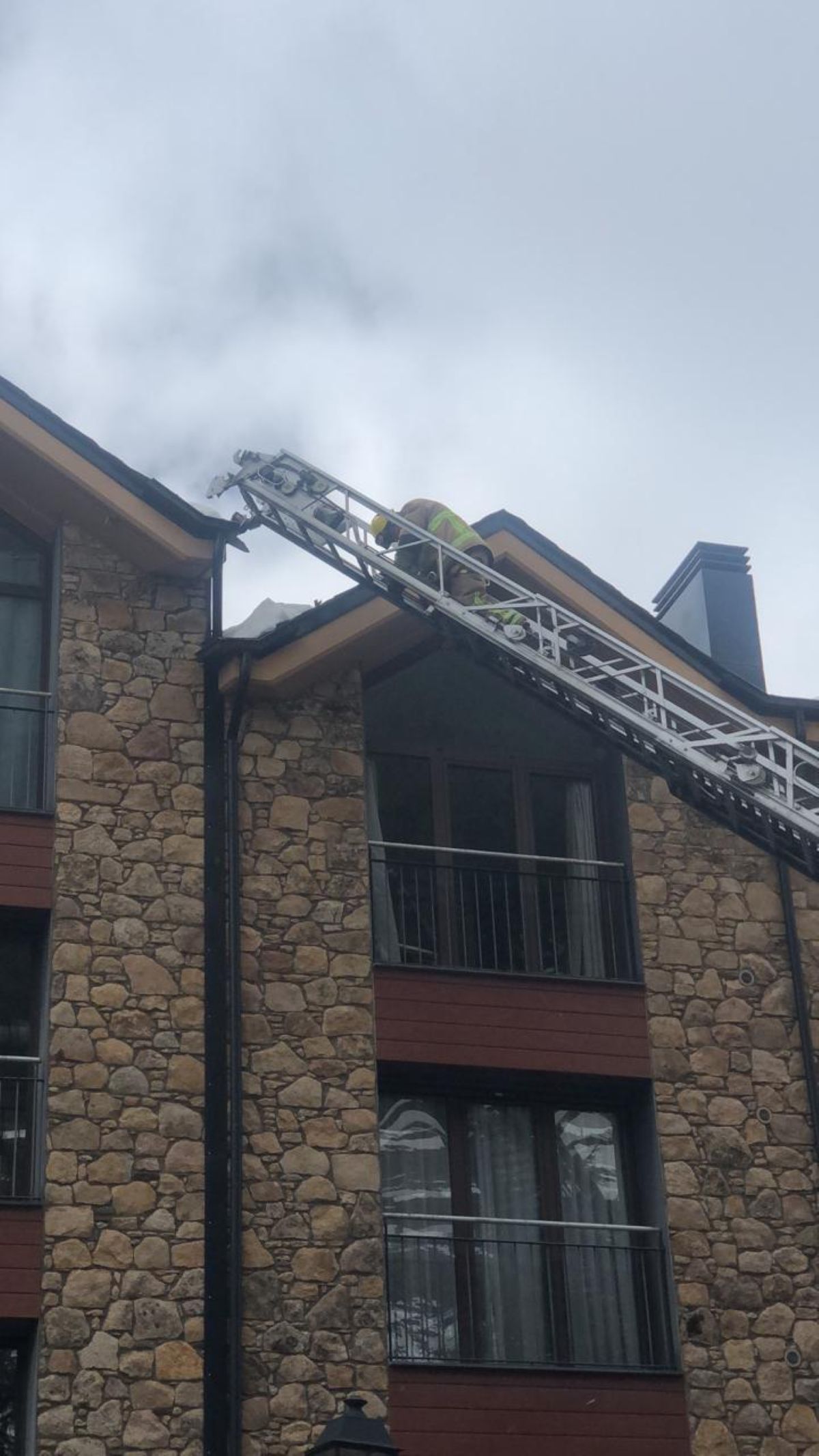 Un dels bombers mobilitzats, fent actuacions a la teulada.