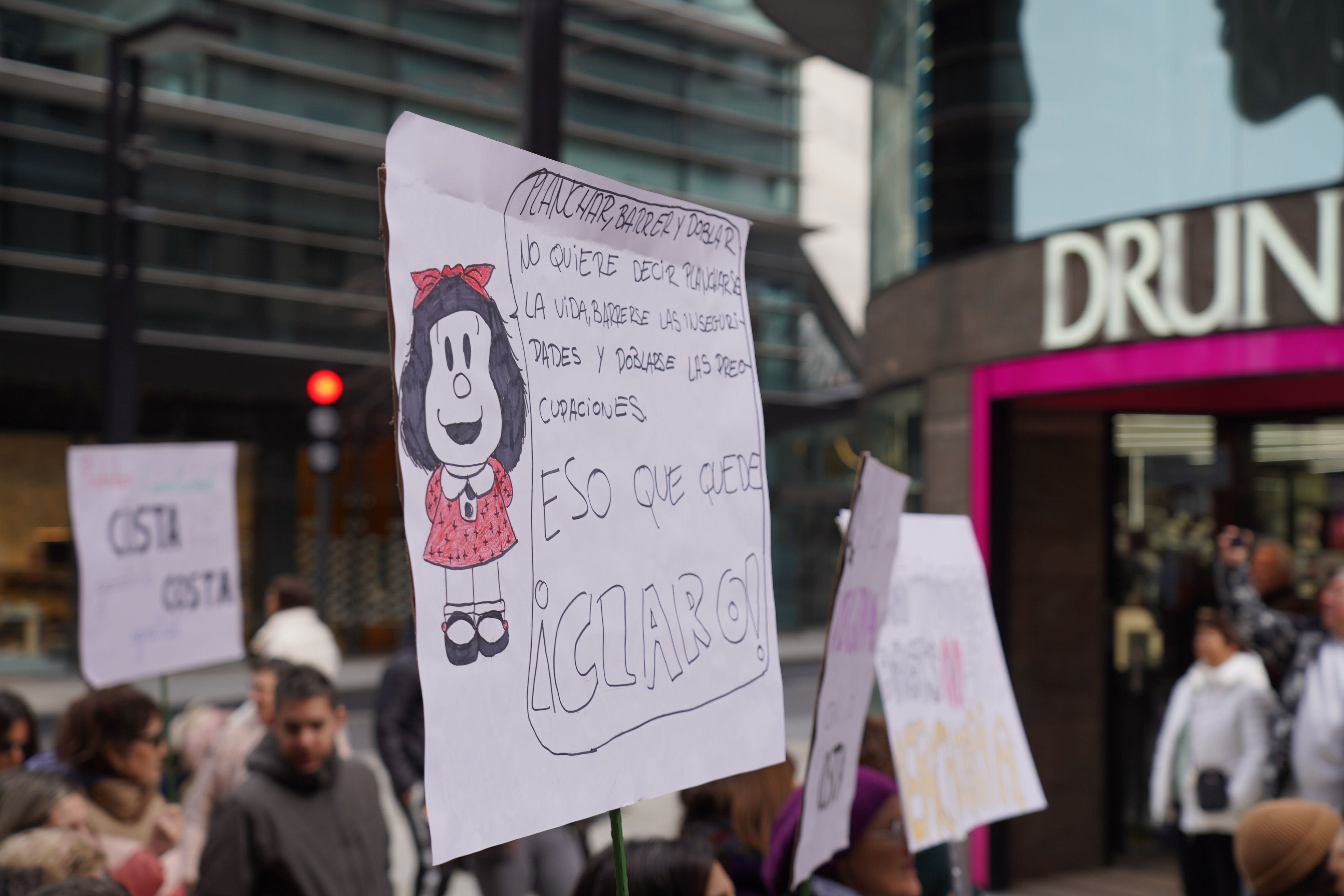 La pancarta amb un personatge molt reivindicatiu.