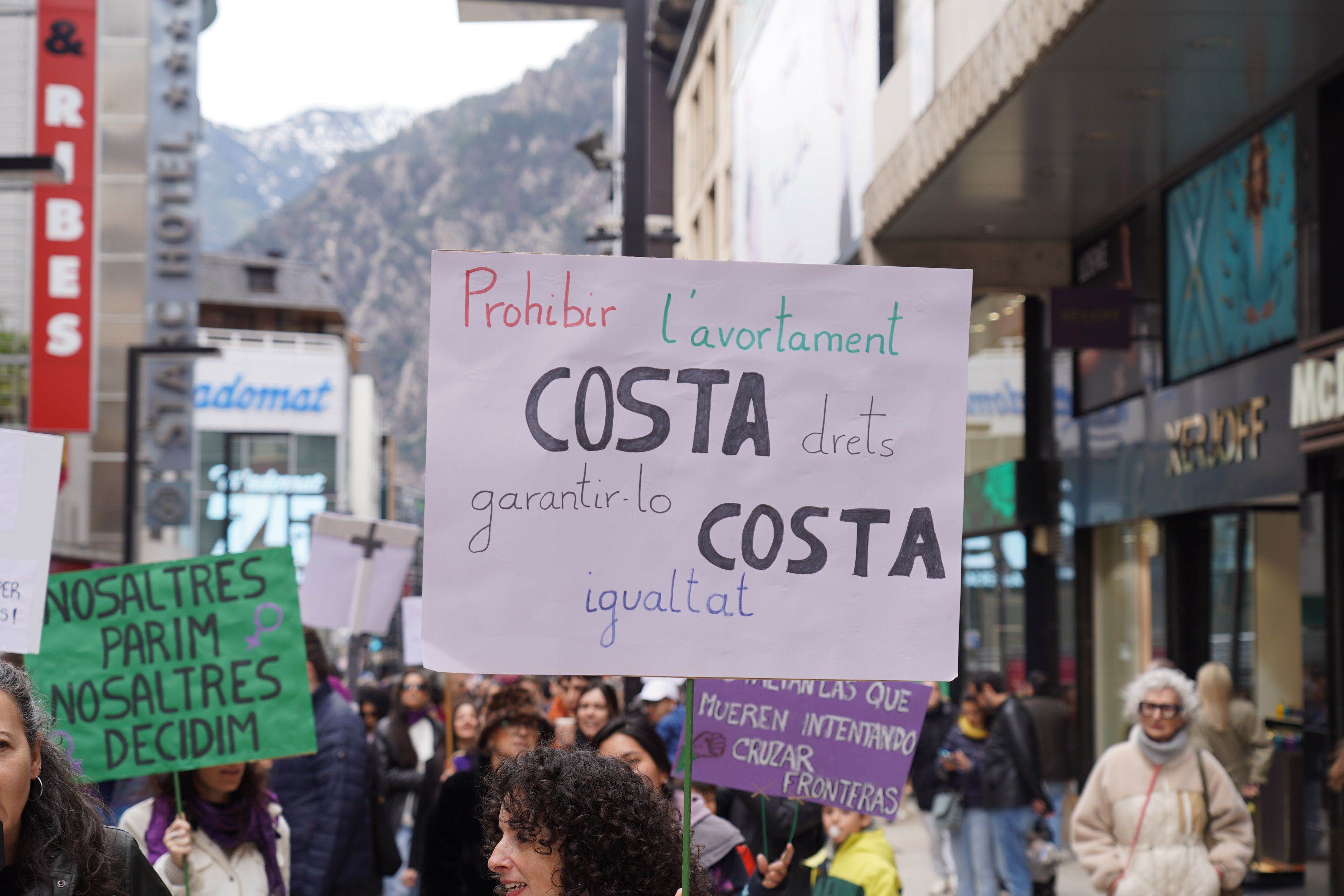 Pancarta en record de les paraules de Ferran Costa davant l'ONU.