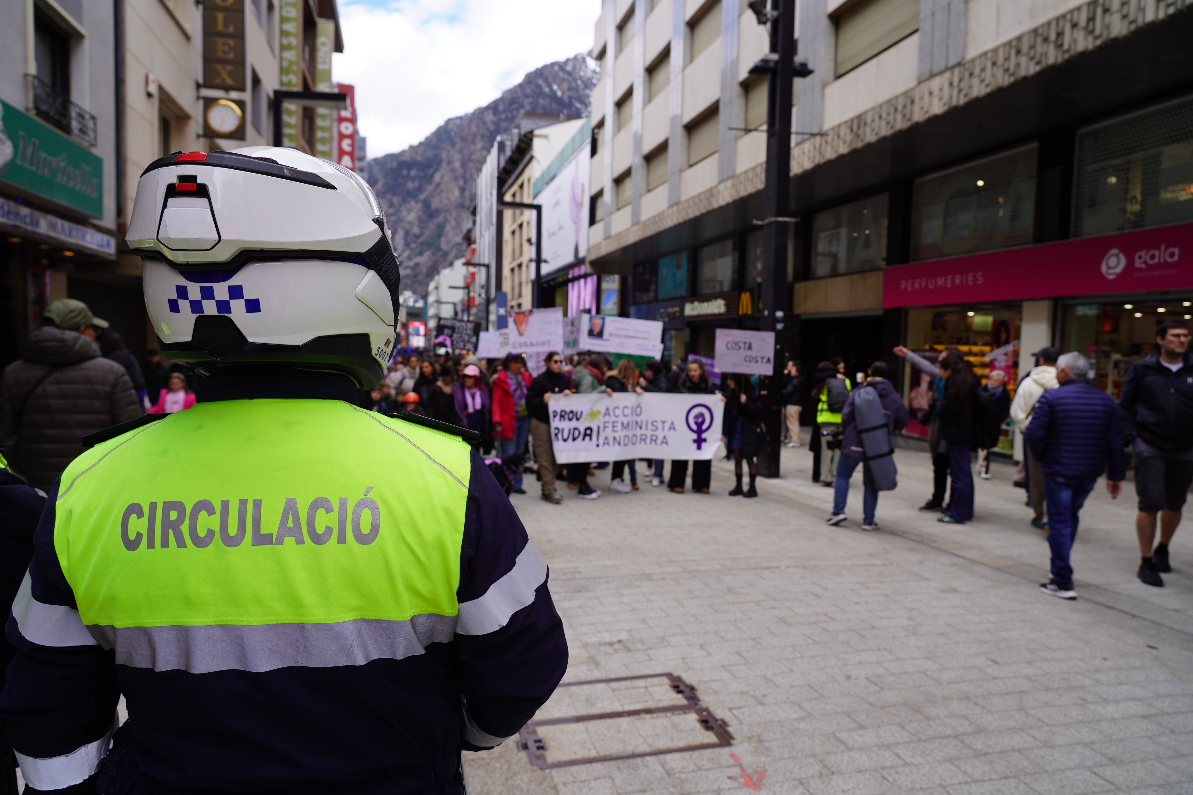 Un agent de circulació controla la protesta.