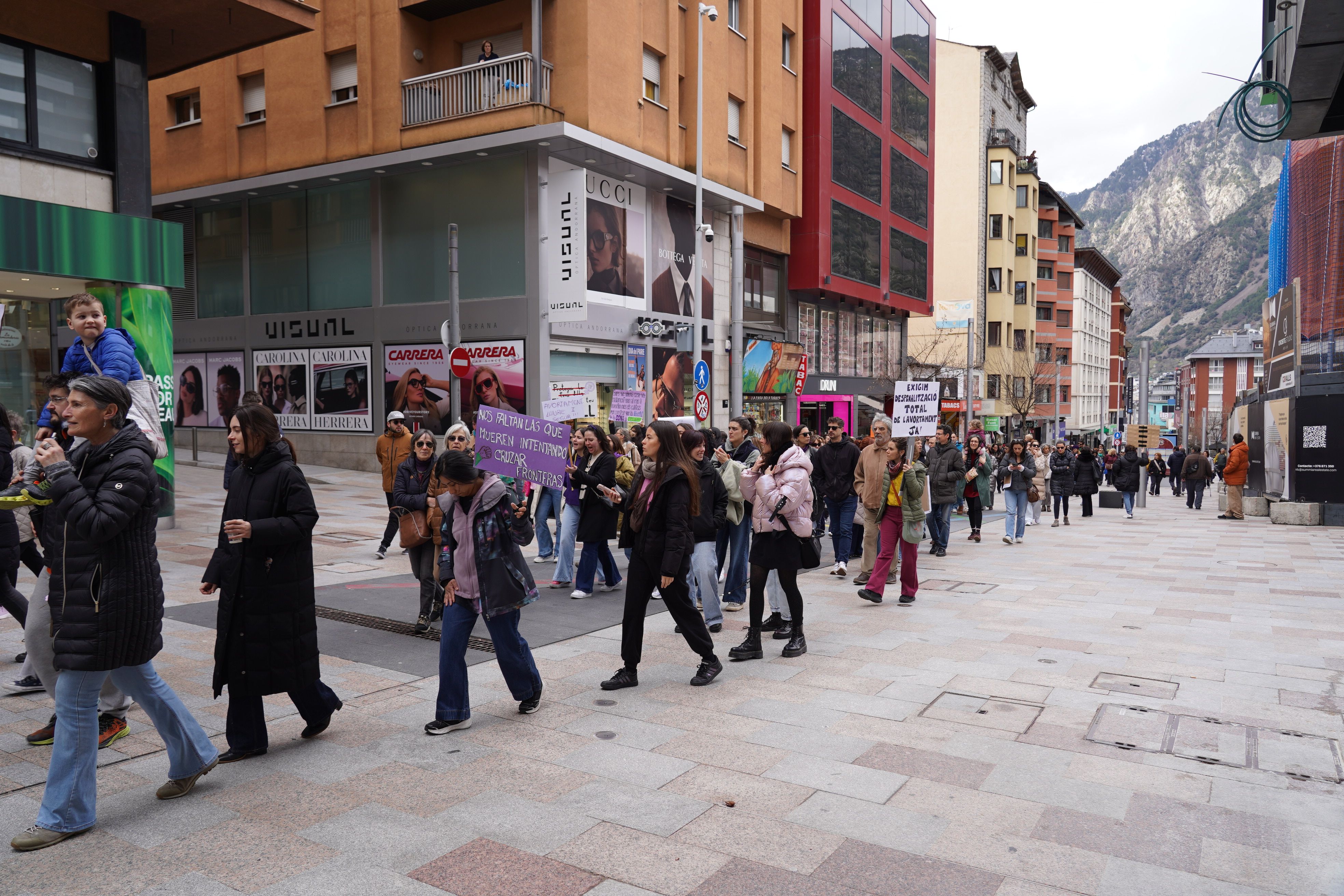 Els manifestants a l'avinguda Carlemany.