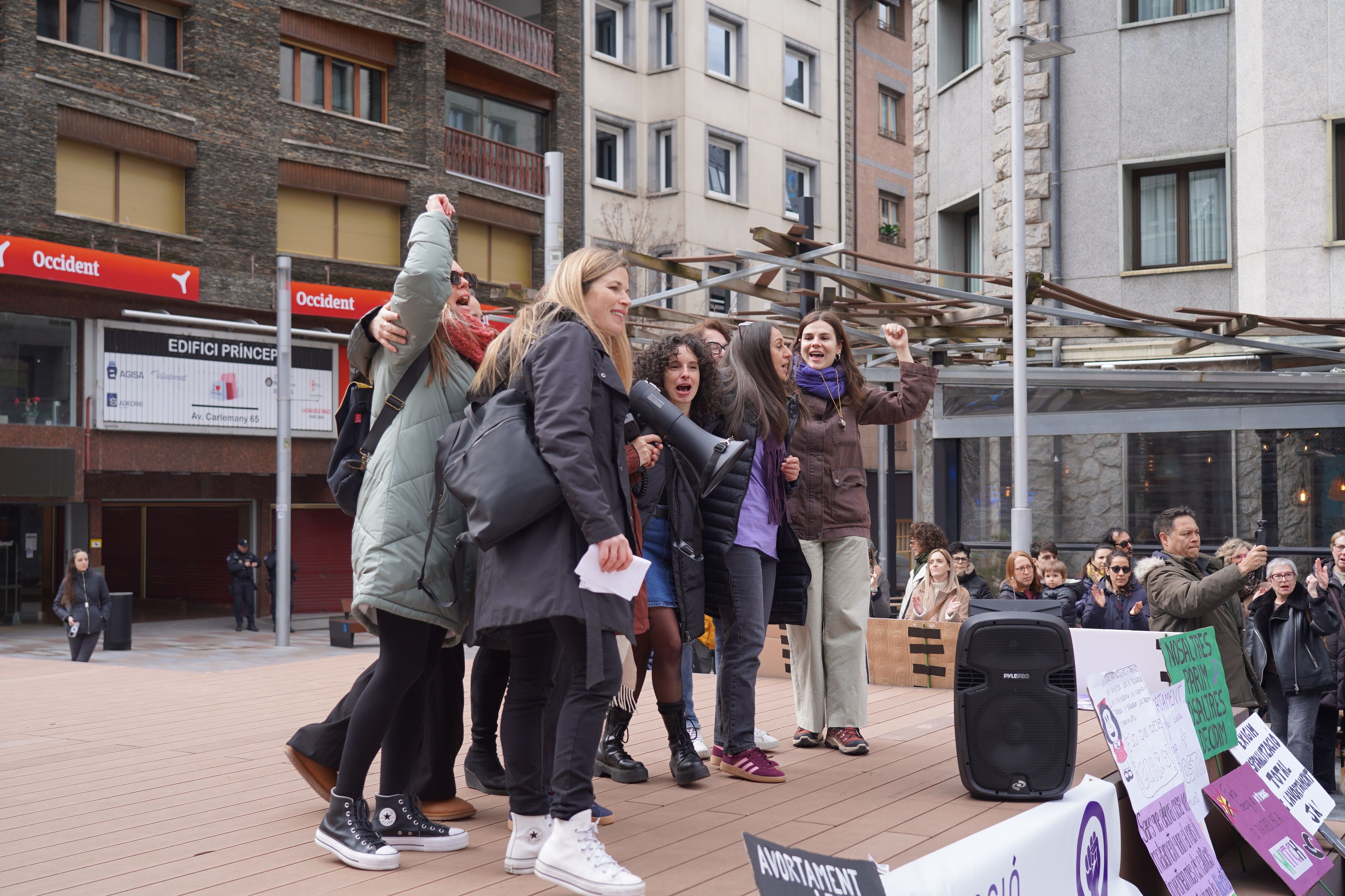 Agraint l'assistència a la manifestació.