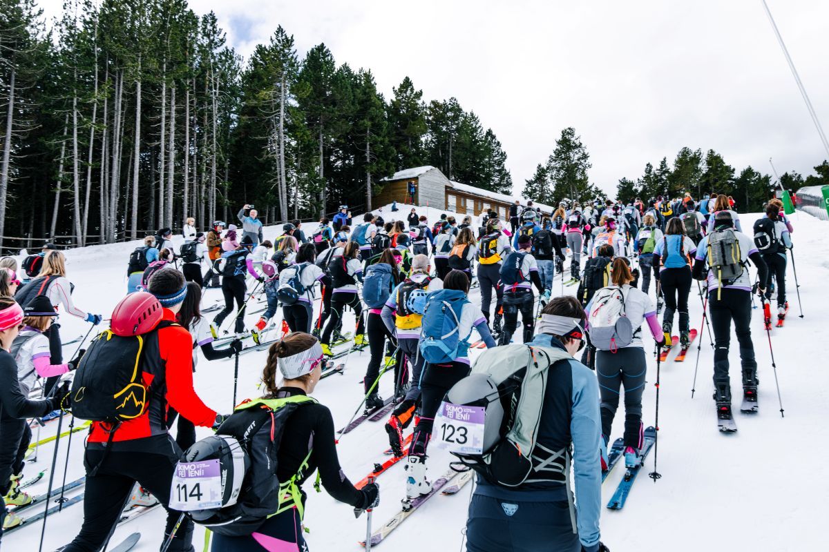 Els participants, en la primera pujada del dia.