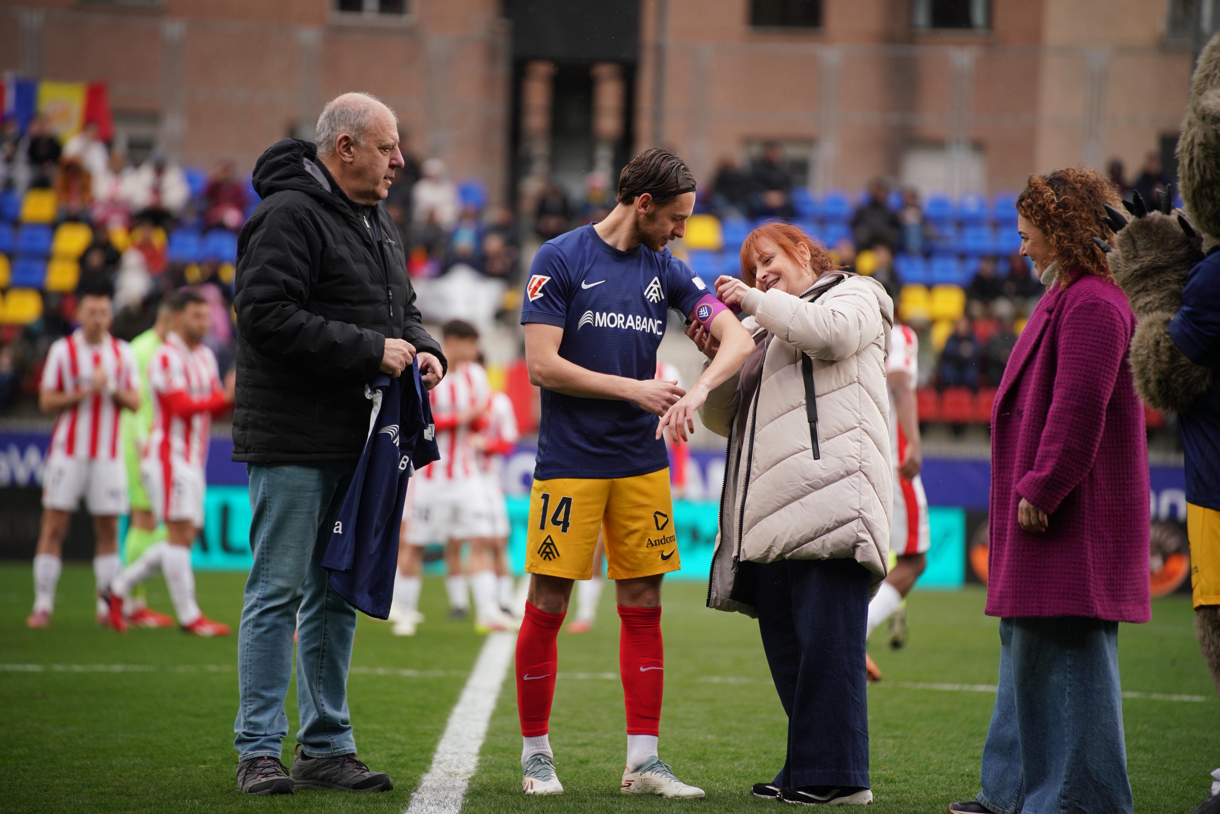 Molina, lluint el braçalet especial pel 8M, a mans de l'ADA. Molina, lluint el braçalet especial pel 8M, a mans de l'ADA.