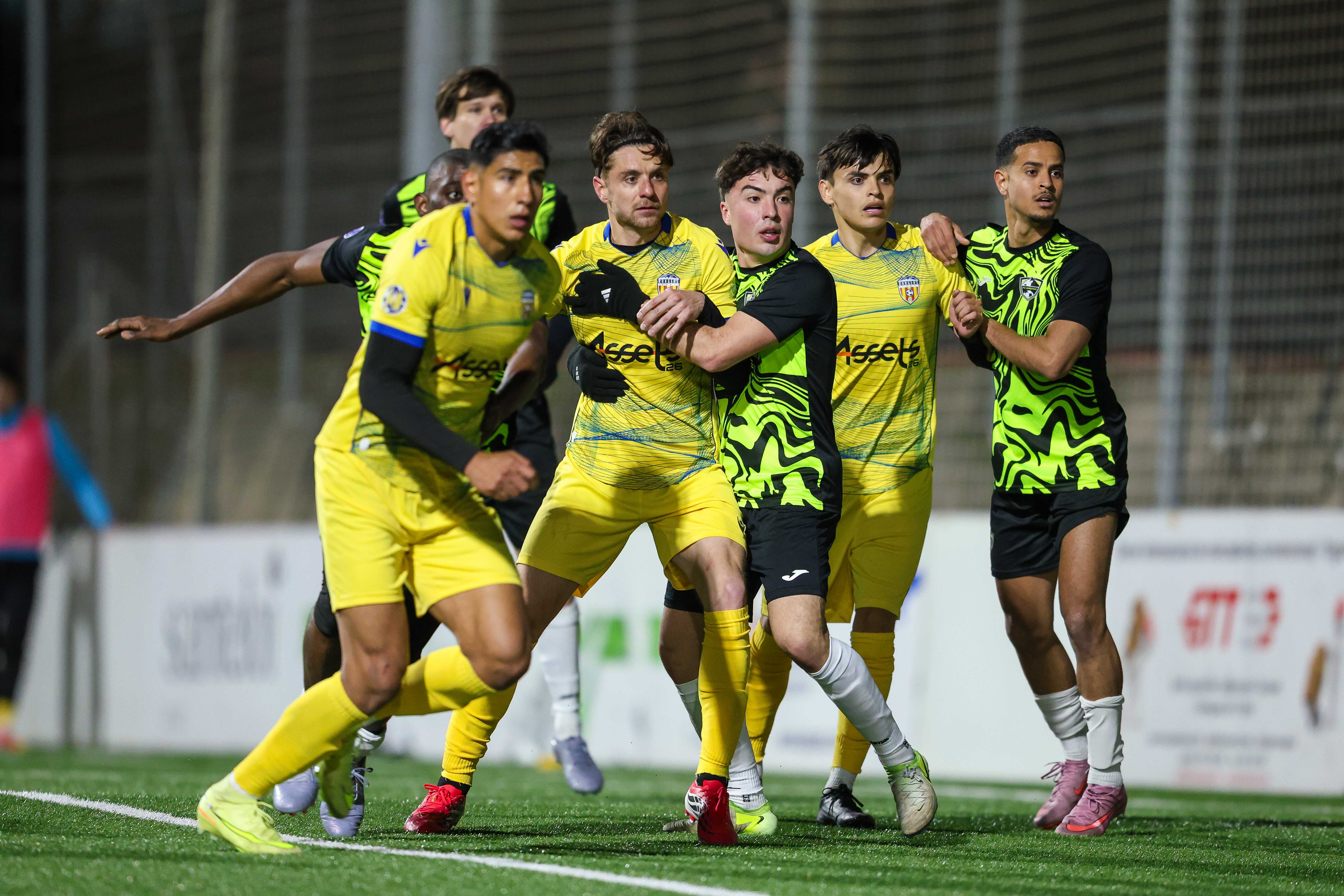 Lluita en un córner entre els jugadors del Ranger's i de l'Ordino.