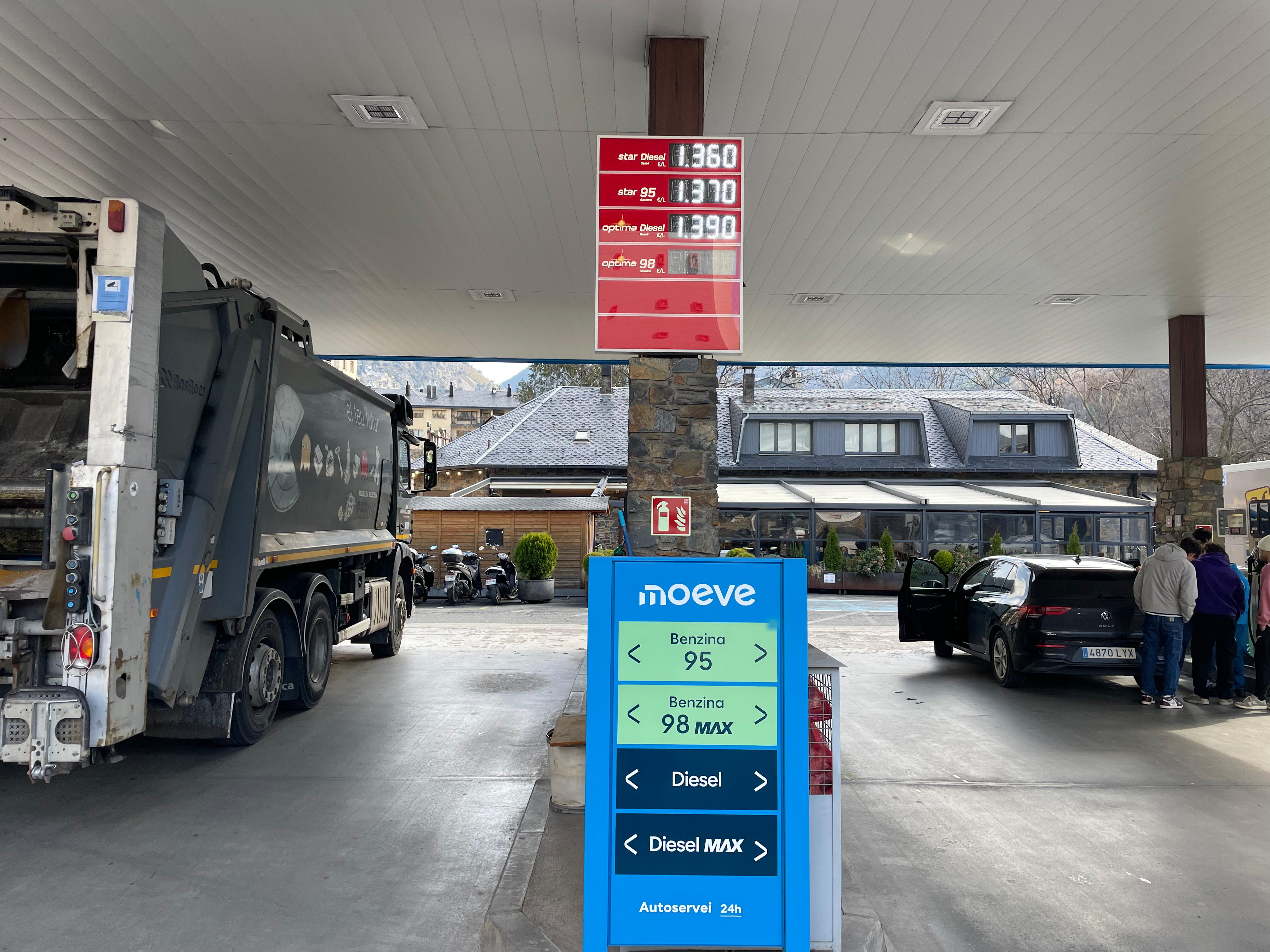 Preus del combustible a una estació de servei del centre d'Andorra aquest dilluns.. Preus del combustible a una estació de servei del centre d'Andorra aquest dilluns..