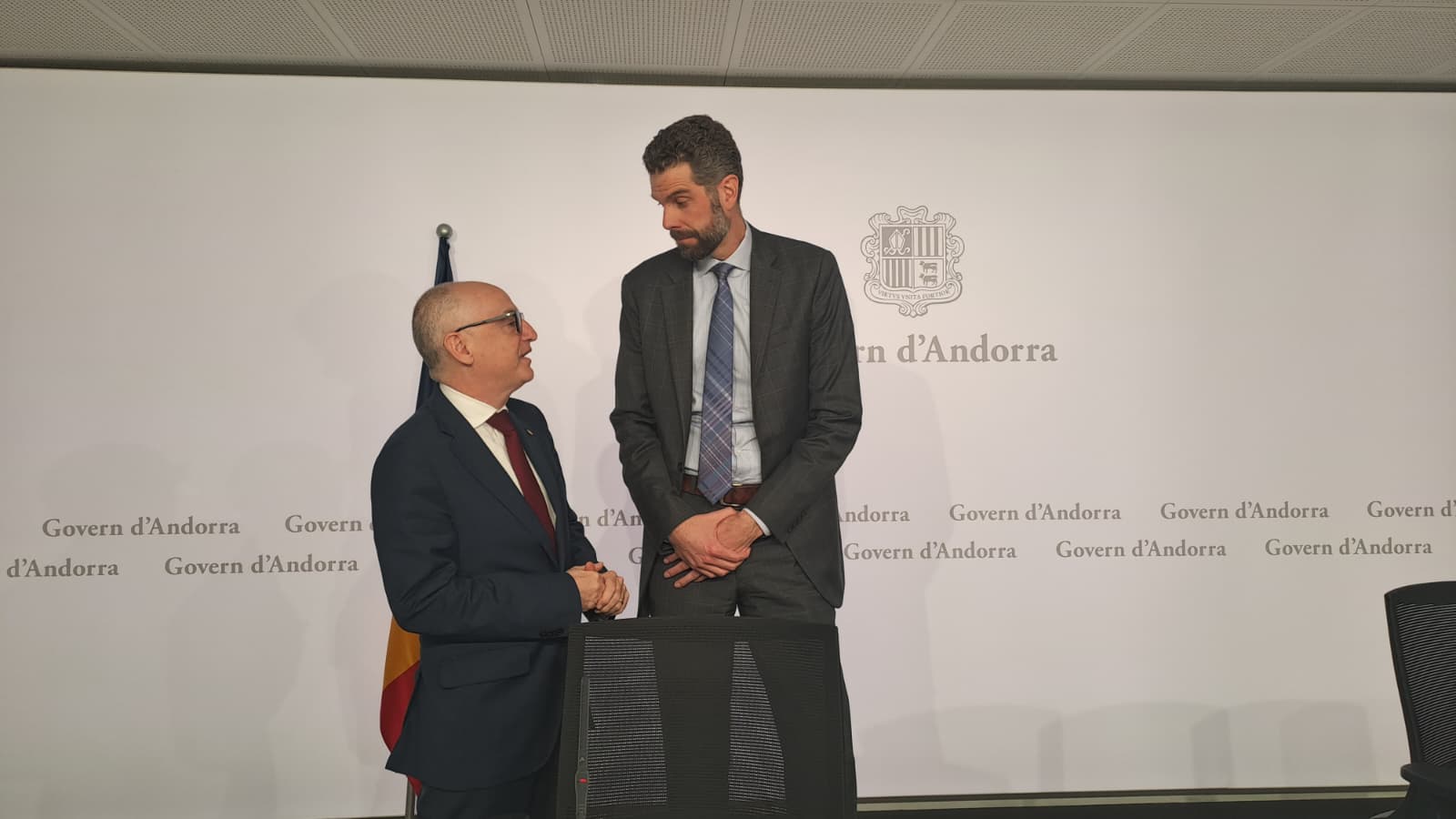 Lladós xerra amb el cap de missió de l'FMI, Jeff Danforth. Lladós xerra amb el cap de missió de l'FMI, Jeff Danforth.