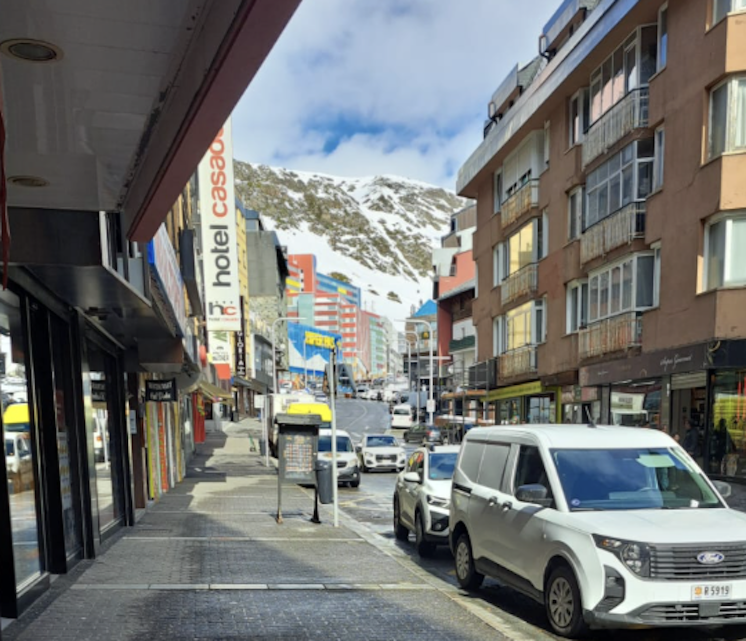 Un dels carrers principals del Pas de la Casa aquest matí.