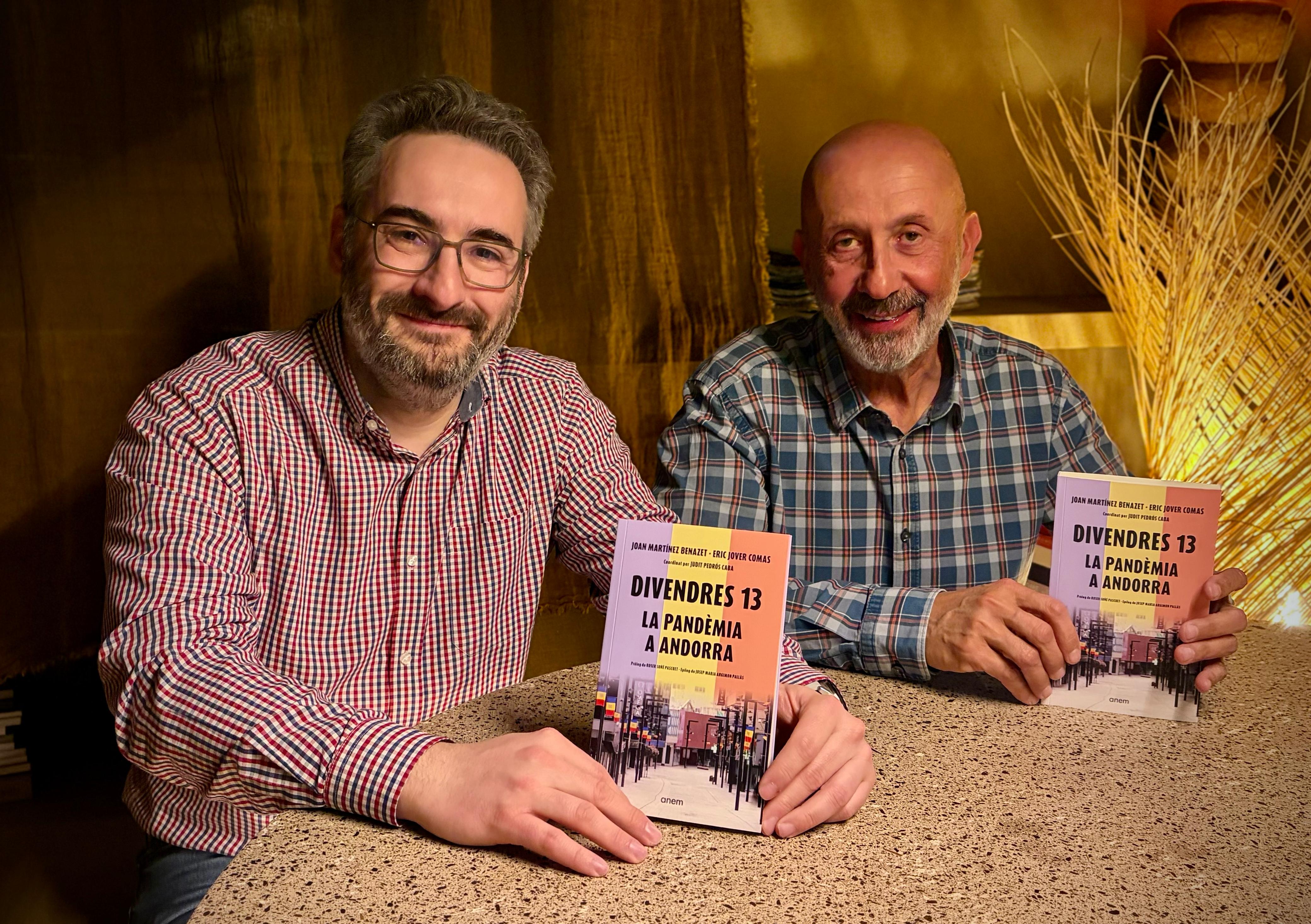 Eric Jover i Joan Martínez Benazet amb el llibre que han escrit.