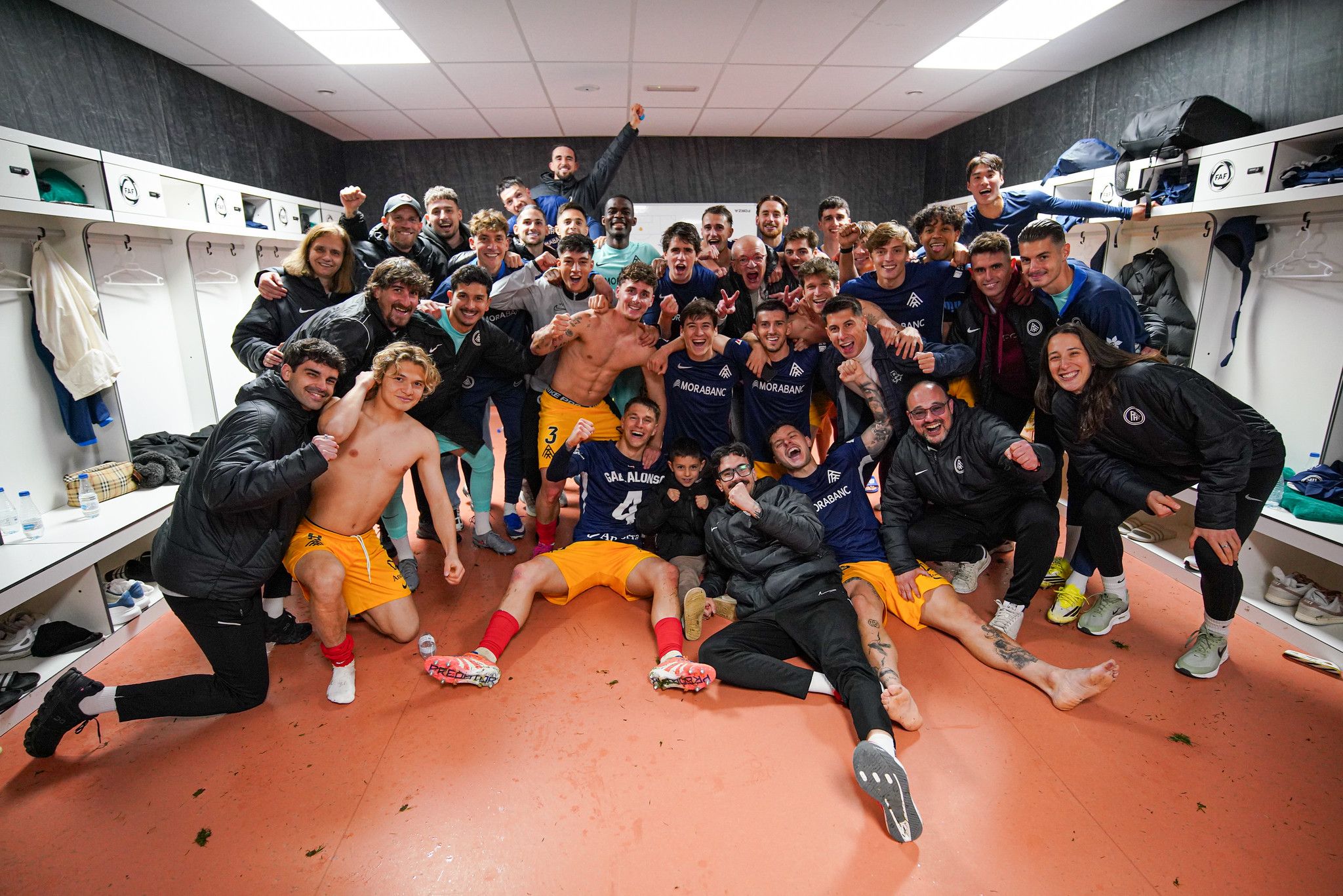El vestidor de l'FC Andorra, celebrant la victòria històrica contra l'Sporting.