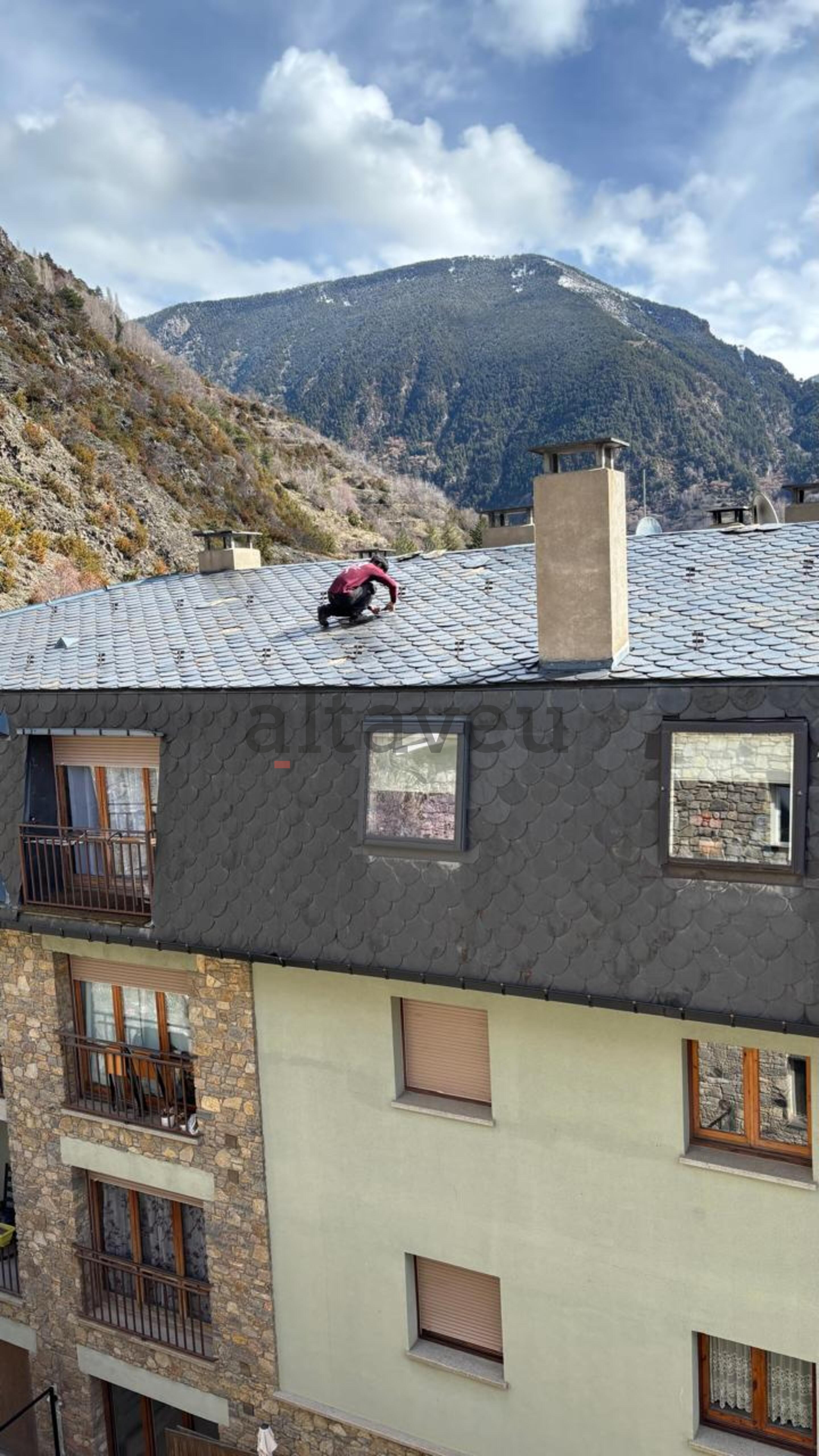 L'operari treballant al teulat.