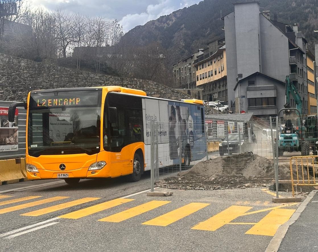 Un bus passant per l'avinguda Joan Martí.