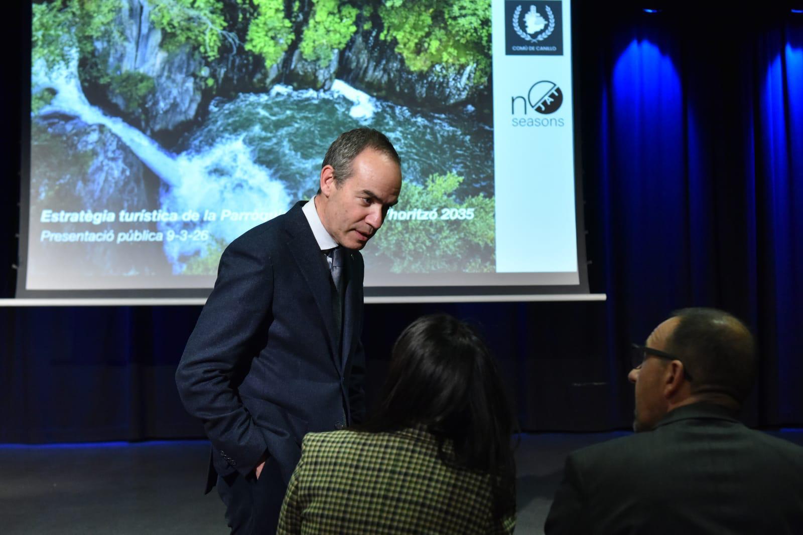 El cònsol major, Jordi Alcobé, parlant amb els ministres de Turisme, Jordi Torres, i Cultura, Mònica Bonell.