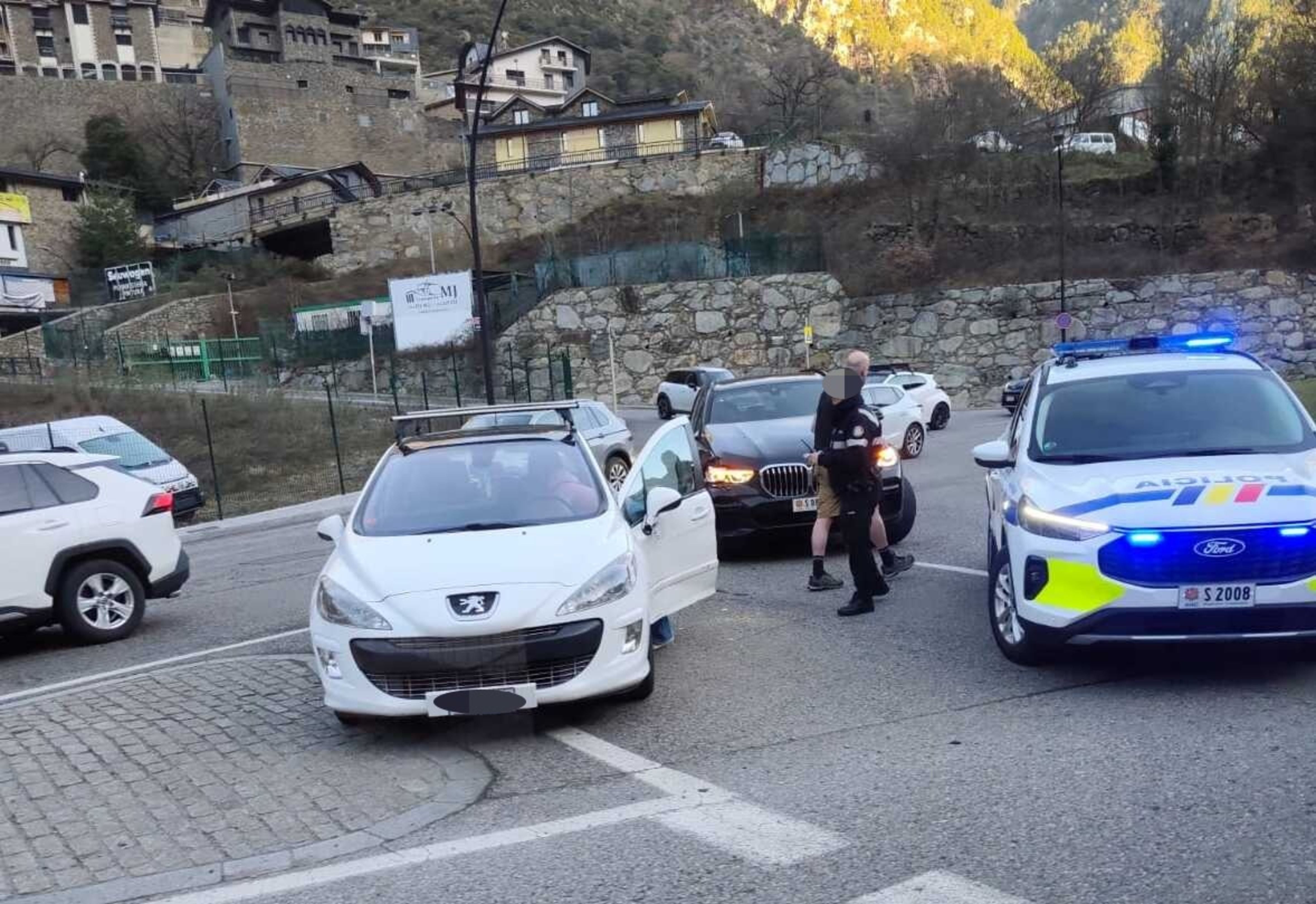 Una imatge de la situació dels vehicles després de la topada.