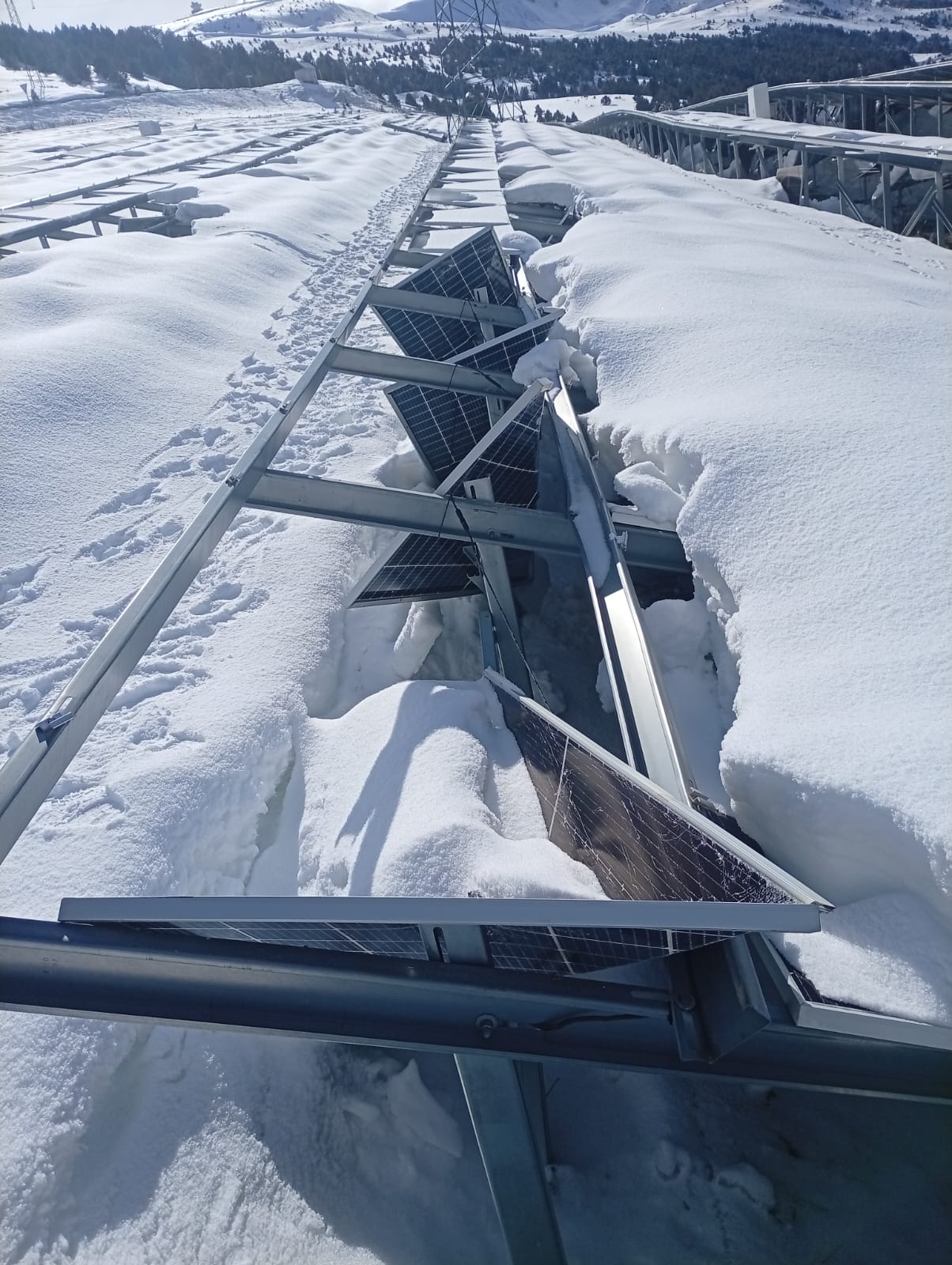 L’acumulació de neu i la dubtosa qualitat dels materials malmet el parc solar de Grau Roig.