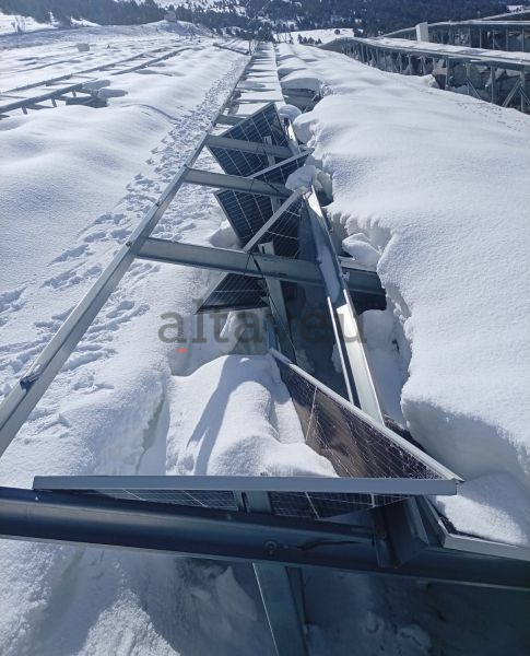L’acumulació de neu i la dubtosa qualitat dels materials malmet el parc solar de Grau Roig.