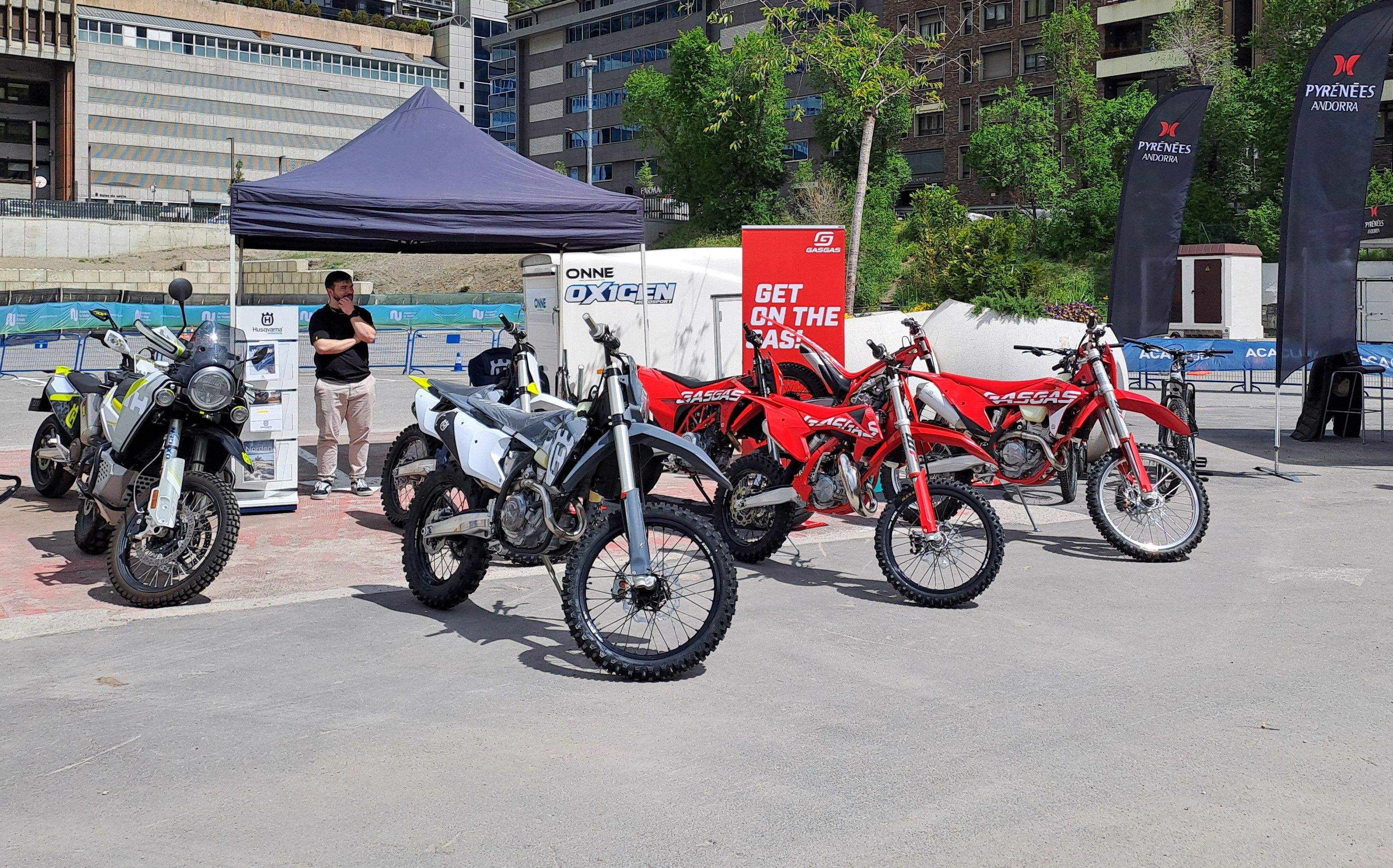 Motos exposades per un concessionari en un esdeveniment a l'aire lliure.