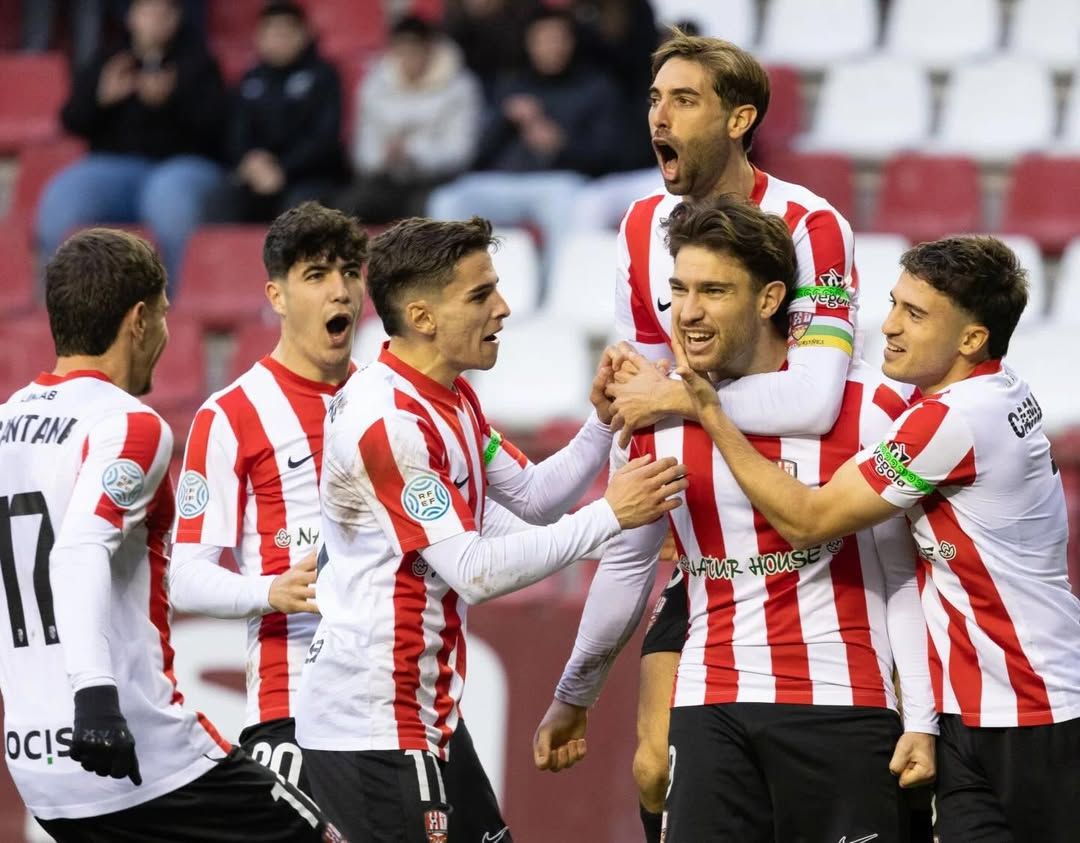 El davanter andorrà, felicitat pels seus companys d'equip de Logronyo. El davanter andorrà, felicitat pels seus companys d'equip de Logronyo.