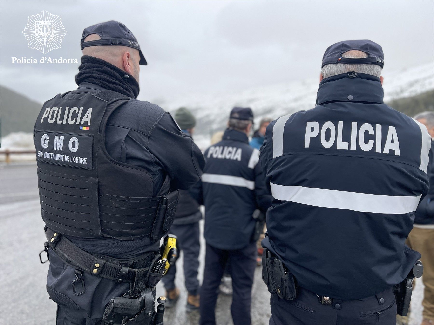 Un grup d'agents de policia i del grup de manteniment de l'ordre.