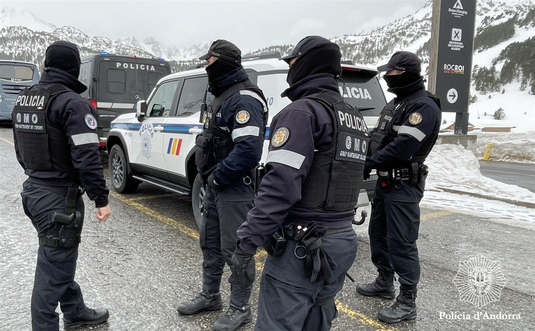 Agents del grup de manteniment de l'ordre.