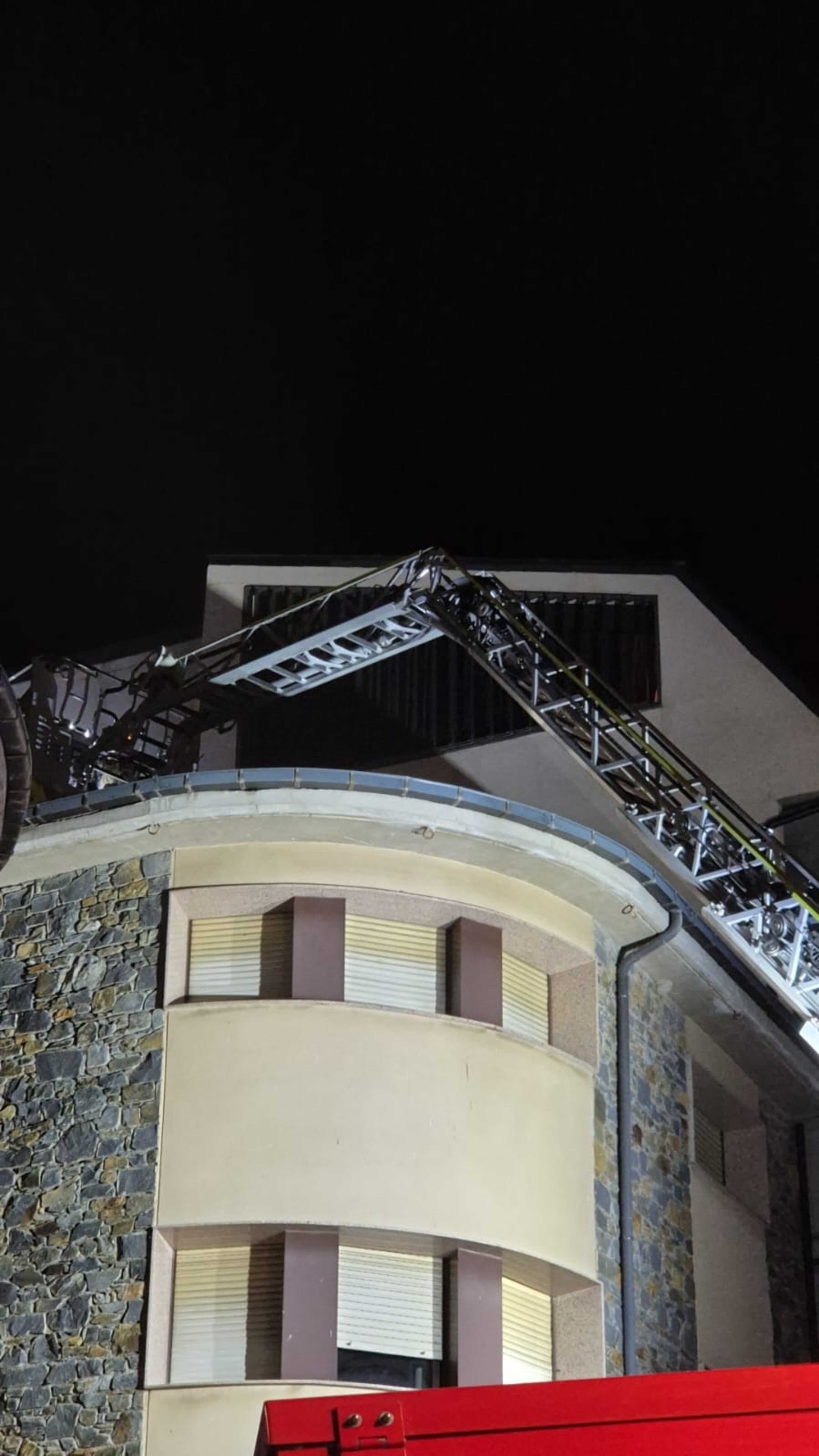 Els bombers actuant al xamfrà d'Escoles amb Enric Marfany.