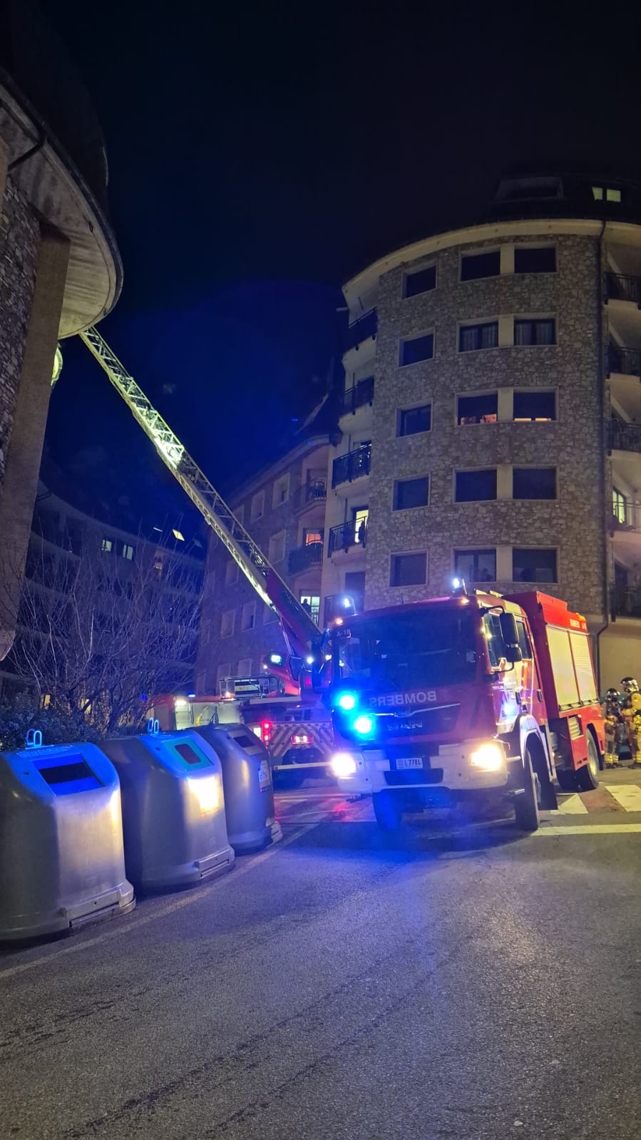 Actuació dels bombers al carrer de les Escoles de Sant Julià.