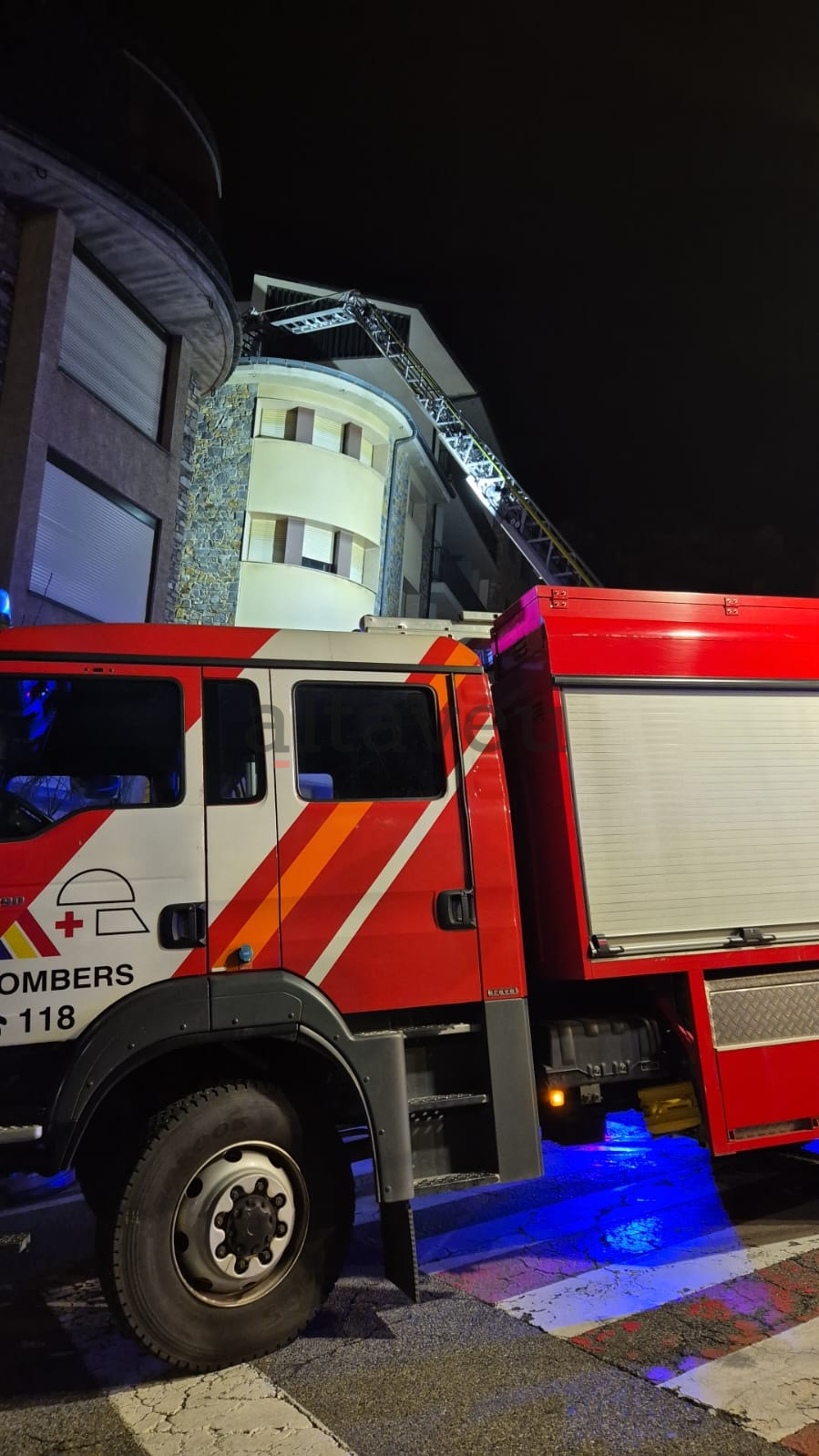 Actuació dels bombers al carrer de les Escoles de Sant Julià.