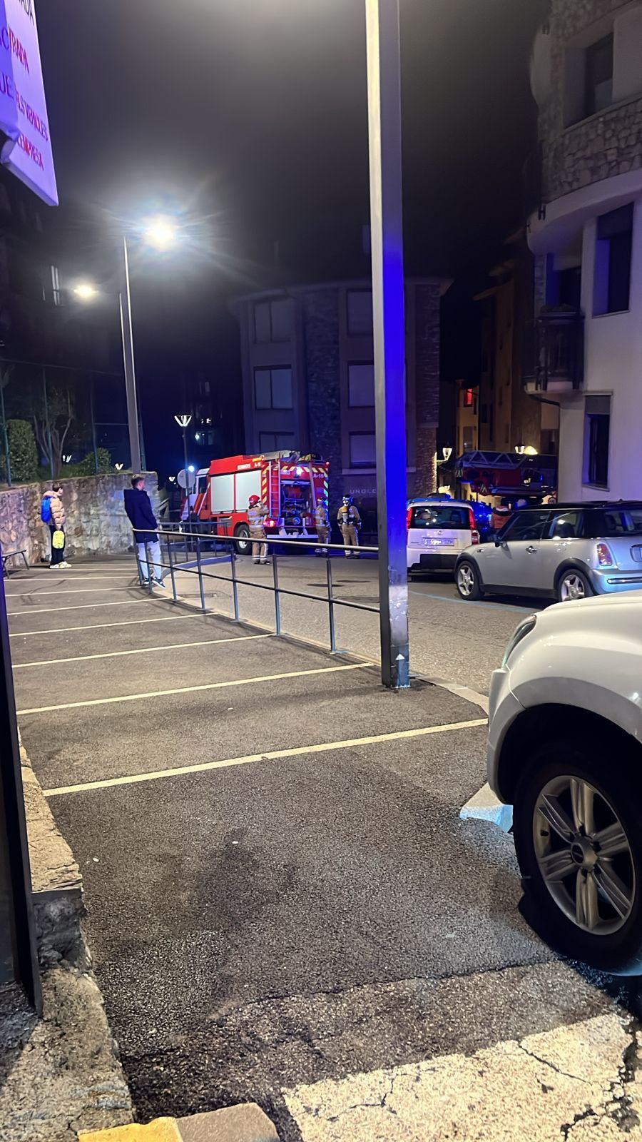 Actuació dels bombers al carrer de les Escoles de Sant Julià.