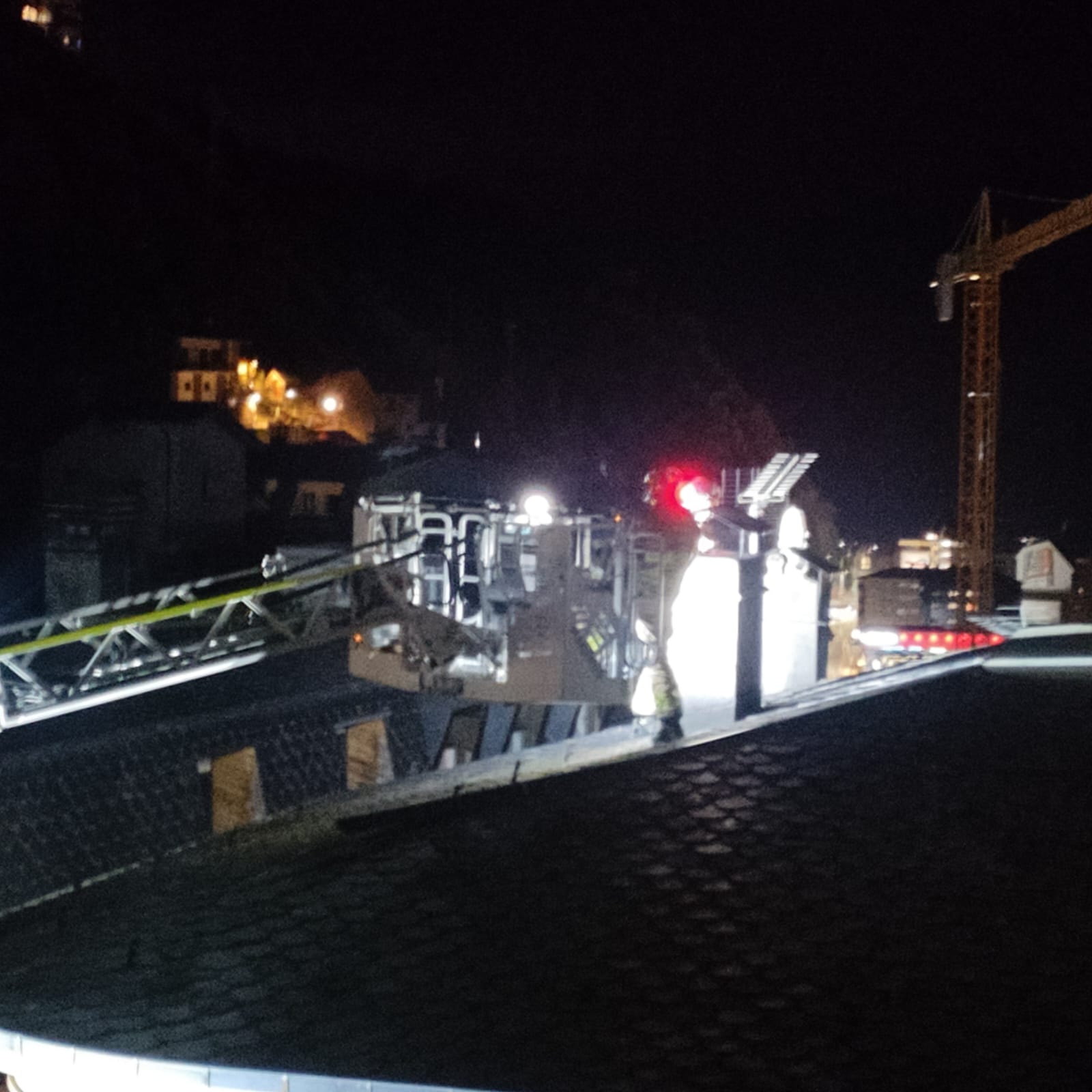 Actuació dels bombers al carrer de les Escoles de Sant Julià.