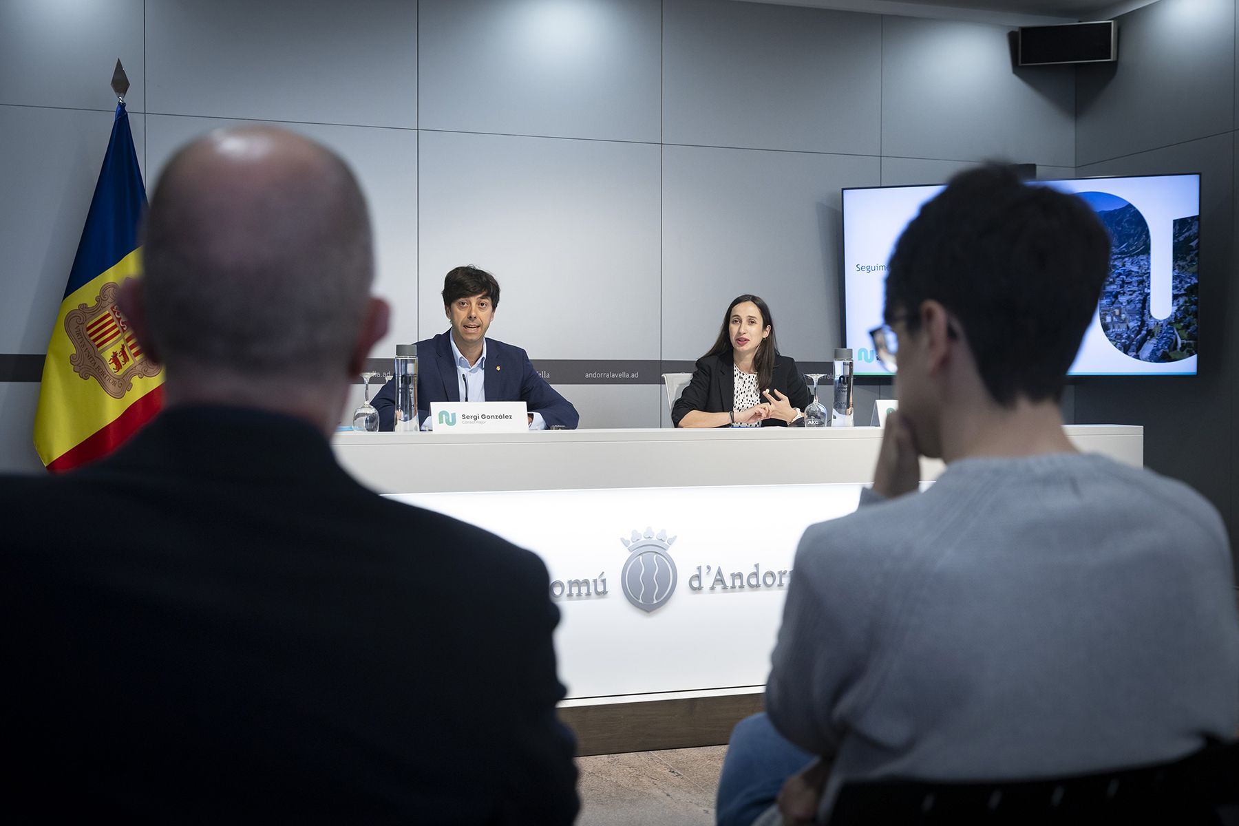 Quim Miró i Marc Torrent segueixen la roda de premsa de Sergi González i Olalla Losada.