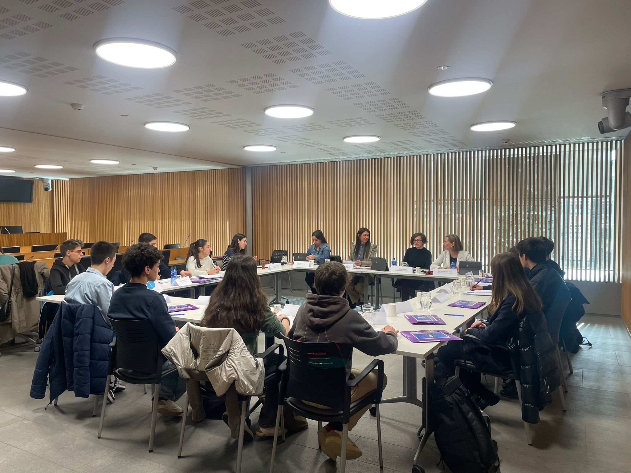 Joves reunits amb els consellers generals en comissió.