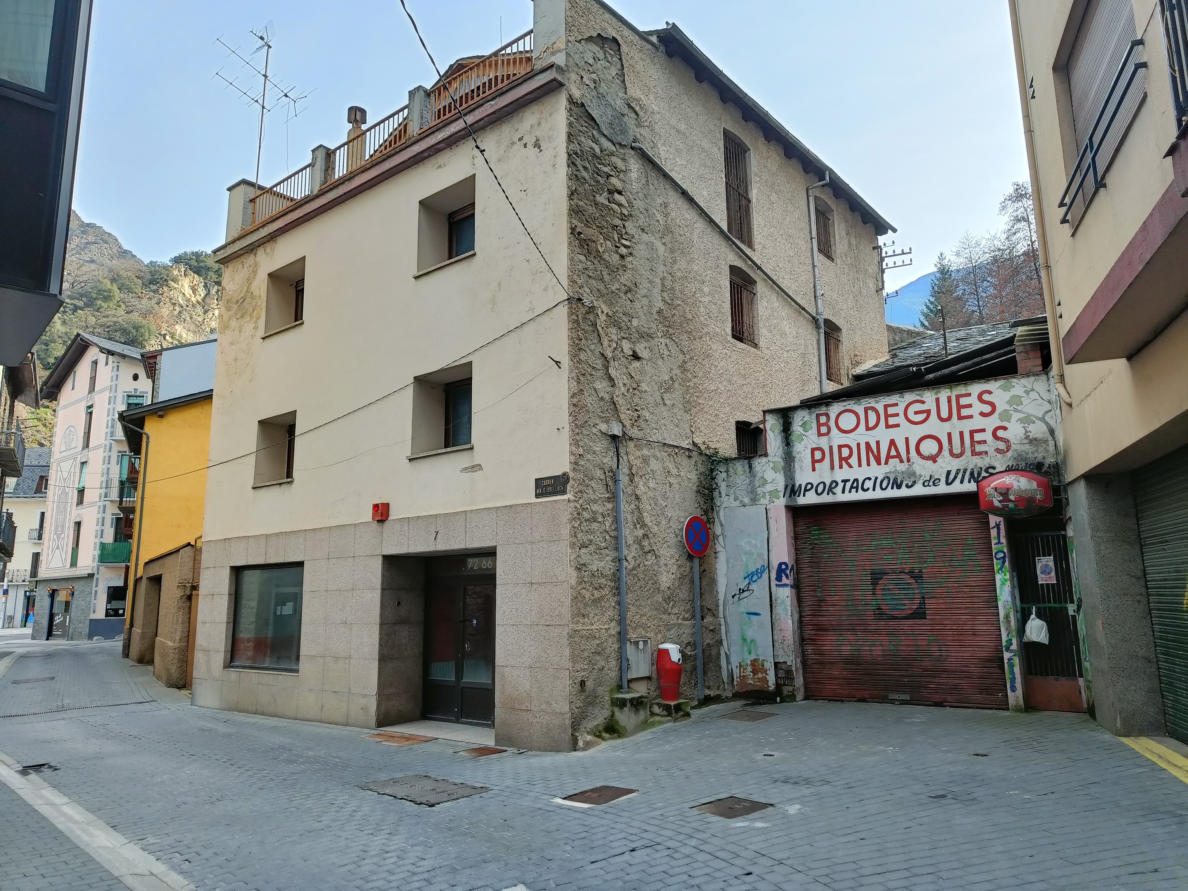 L'aparcament de l'Obac o Escaler havia de tenir accés des del carrer Mossèn Guillem Adellach. L'aparcament de l'Obac o Escaler havia de tenir accés des del carrer Mossèn Guillem Adellach.