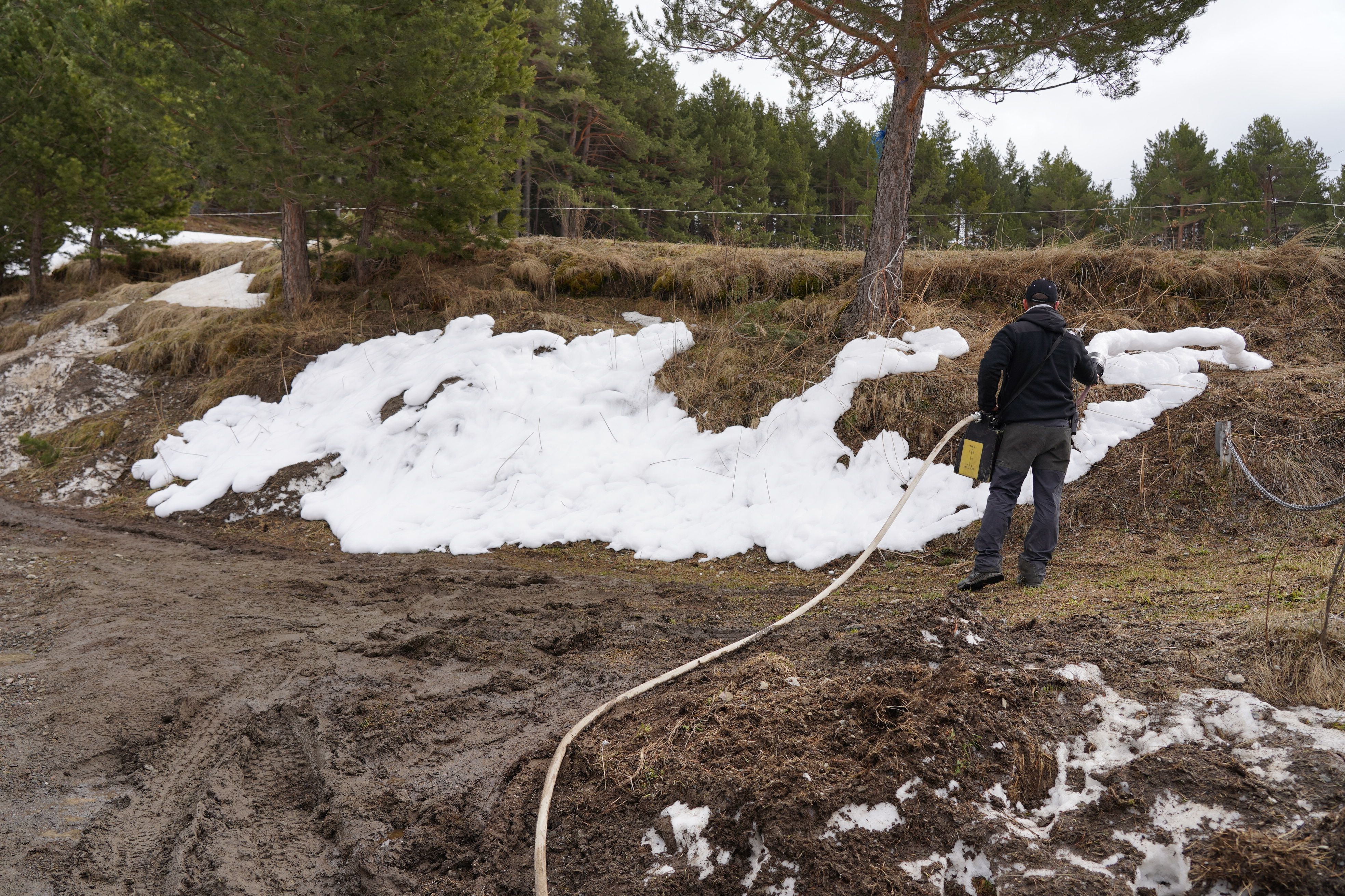Preparant els paisatges de fons on no n'hi havia amb neu falsa.