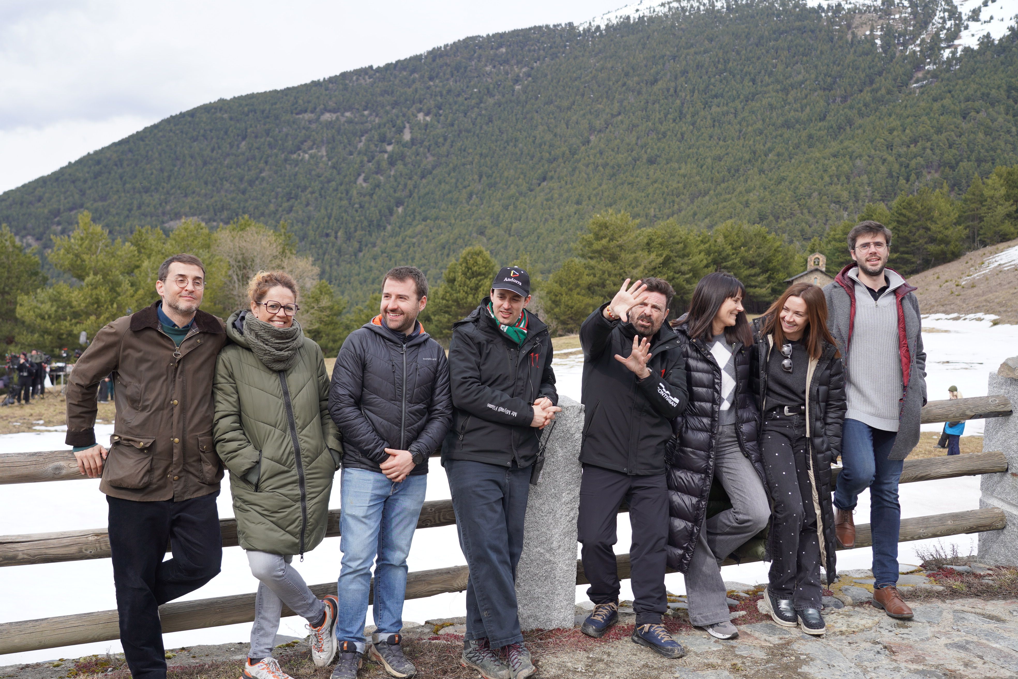 Els membres de la producció de la pel·lícula amb les autoritats visitant el rodatge d'aquest dimecres.