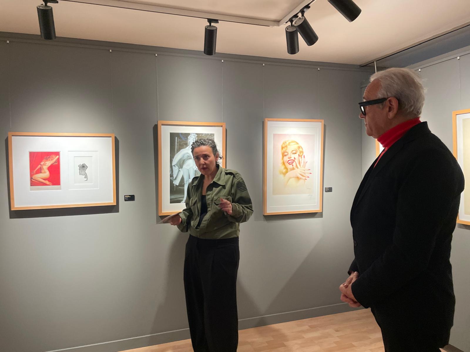 Aurora Baena, comissària de la mostra, amb el col·leccionista José Luís Rupérez.