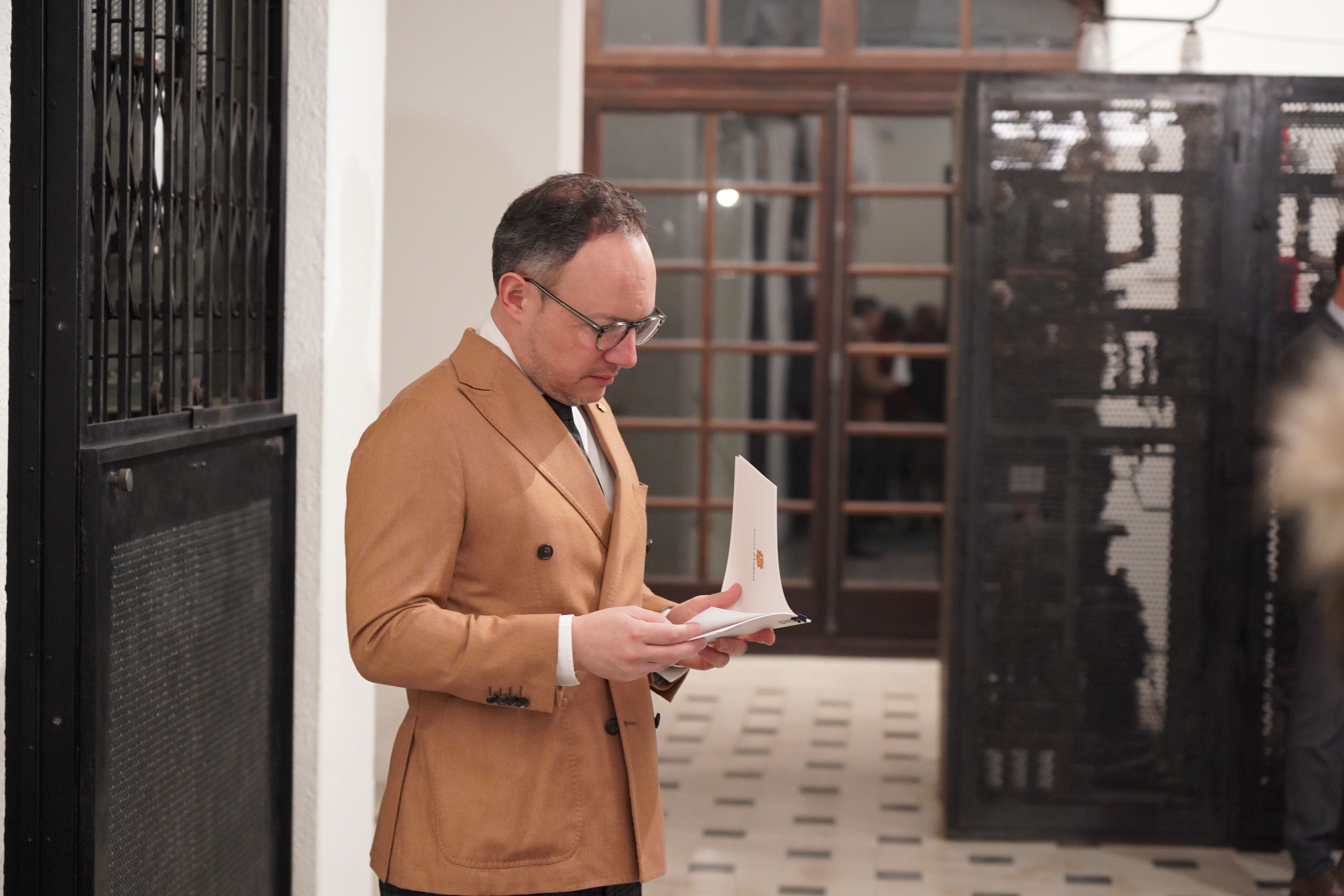 Espot repassa el discurs abans de l'acte de celebració de la Constitució amb la societat civil.