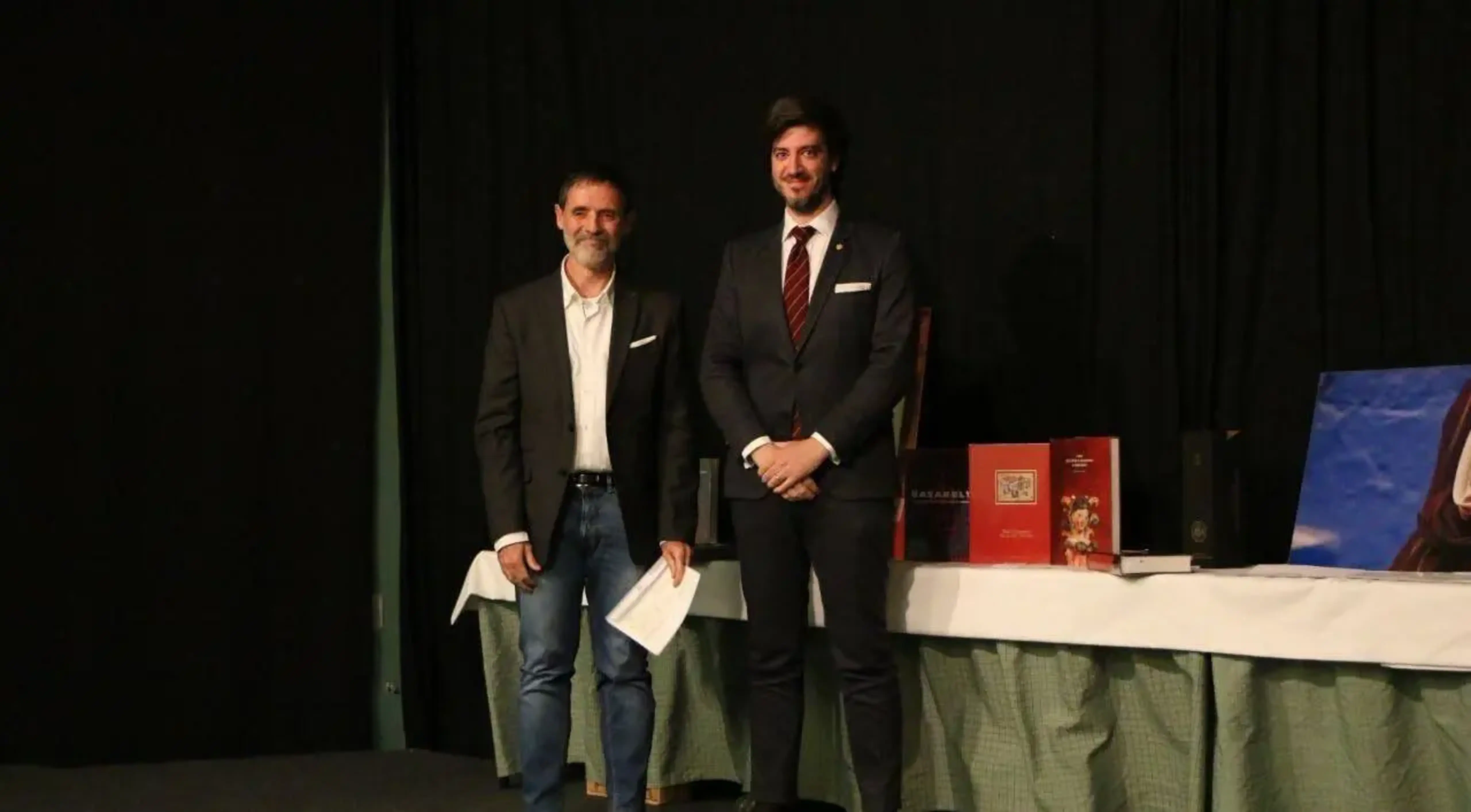 Carles Gascón va rebre el Premi Principat d'Andorra d'investigació històrica el 2023 de la mà del síndic Carles Ensenyat.