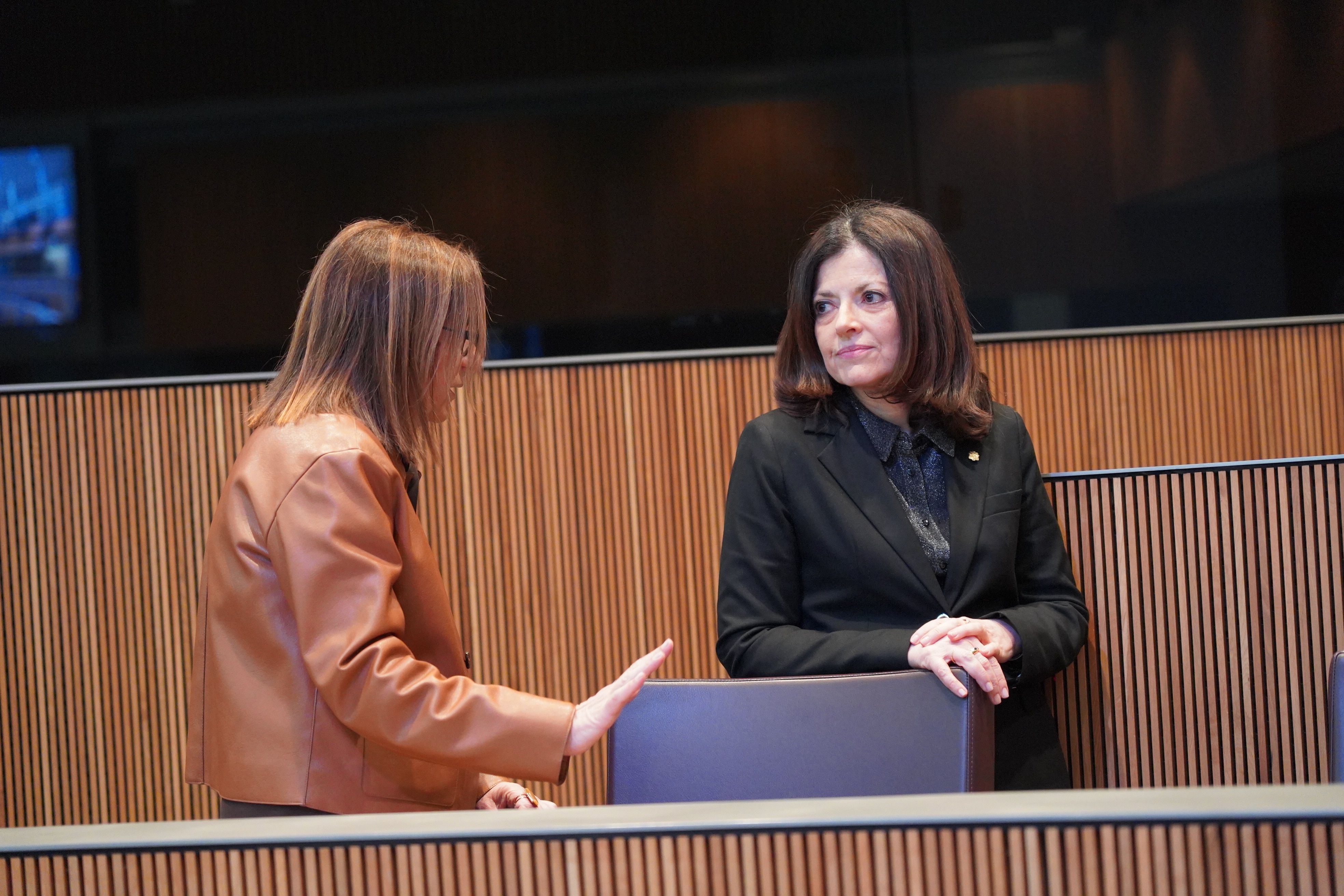 La ministra Tor parla amb Trini Marin abans de la sessió.