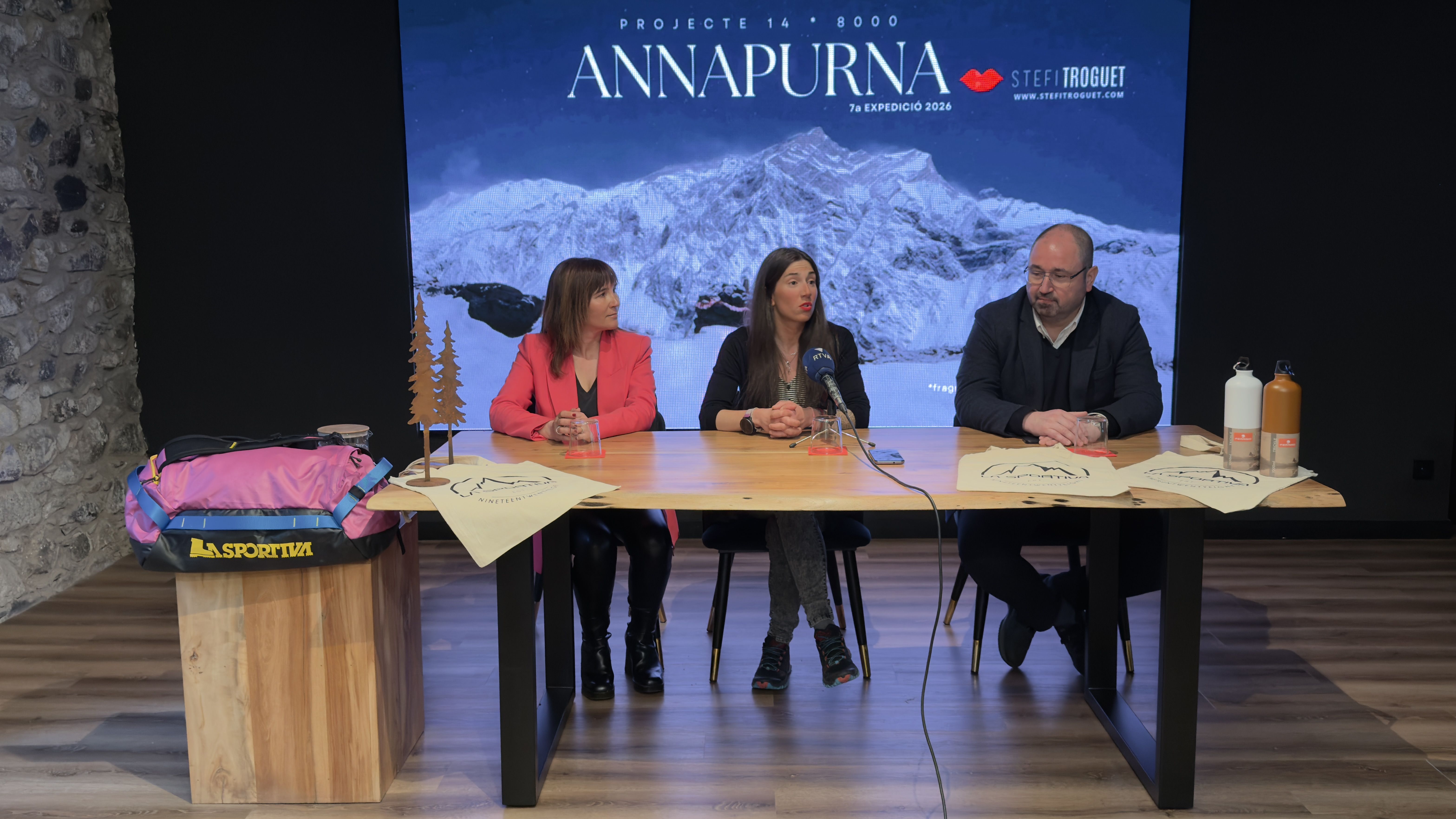 Stefi Troguet durant la presentació de la seva expedició a l'Anapurna.