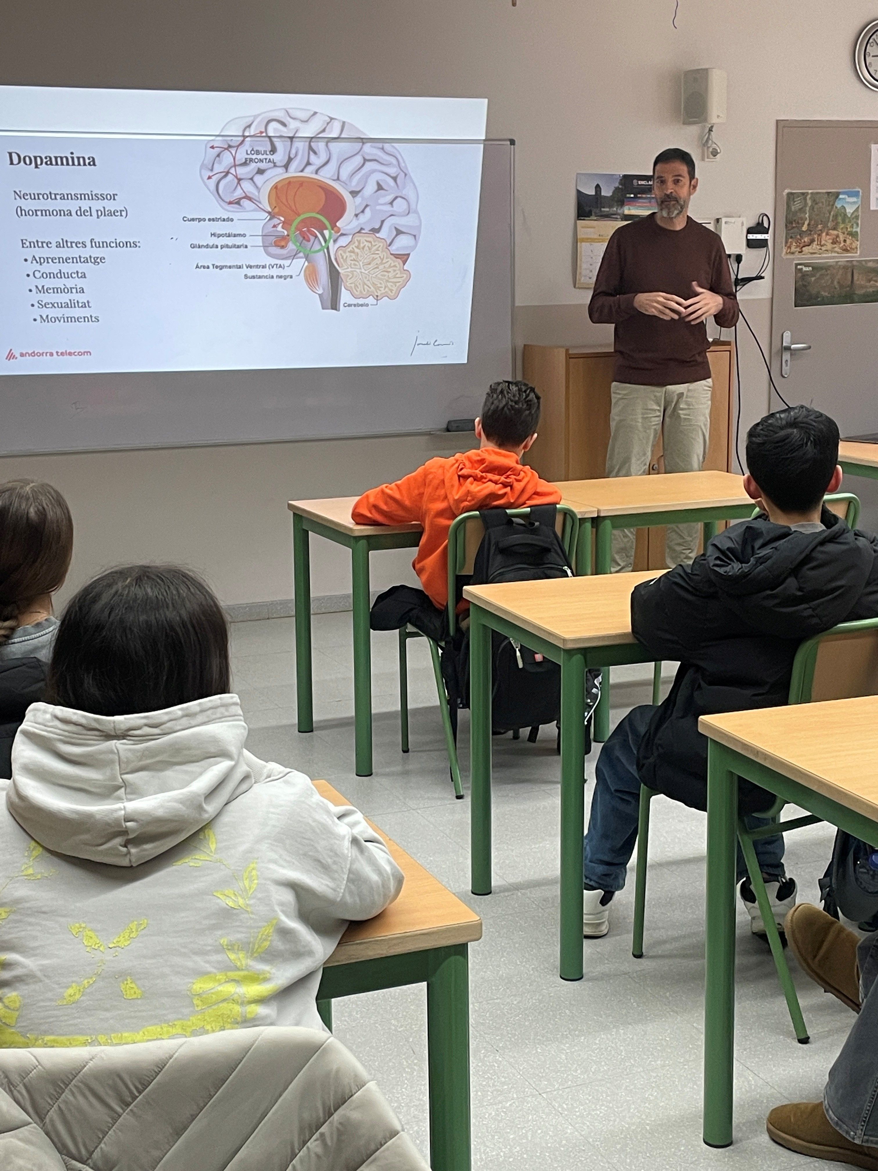 90 alumnes participen en les xerrades de benestar digital d’Andorra Telecom.