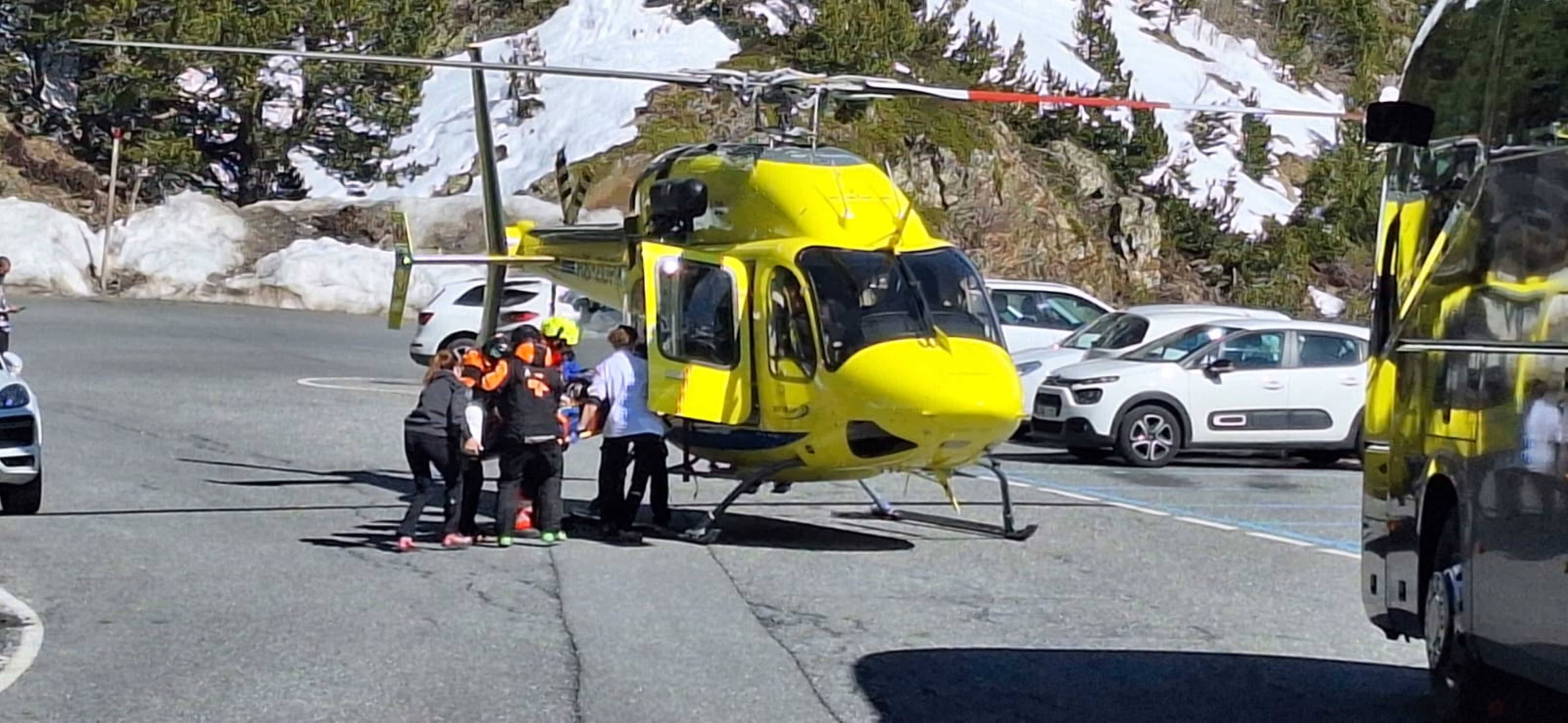 Els sanitaris de pistes duen la noia cap a l'hospital per traslladar-la cap a l'hospital.