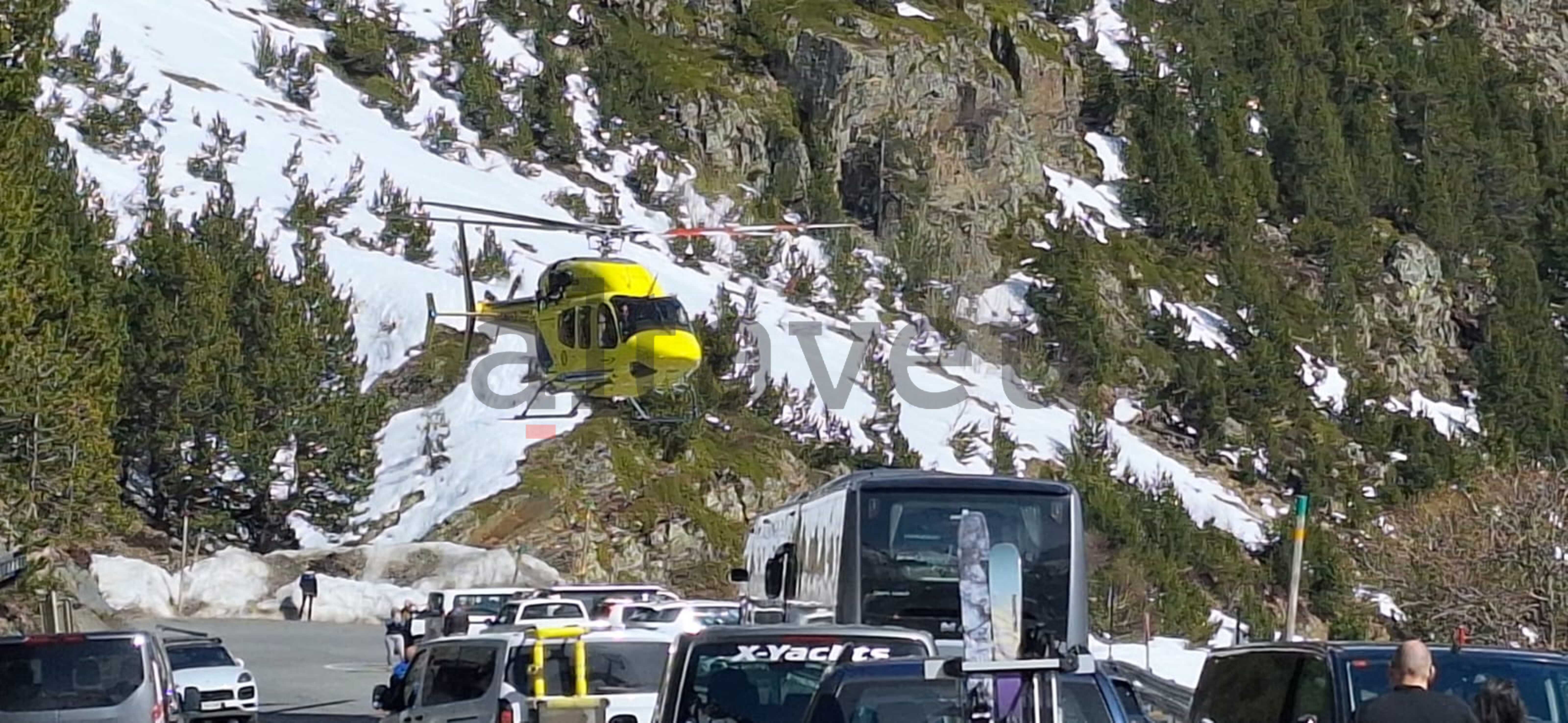 L'helicòpter arribant a la zona.