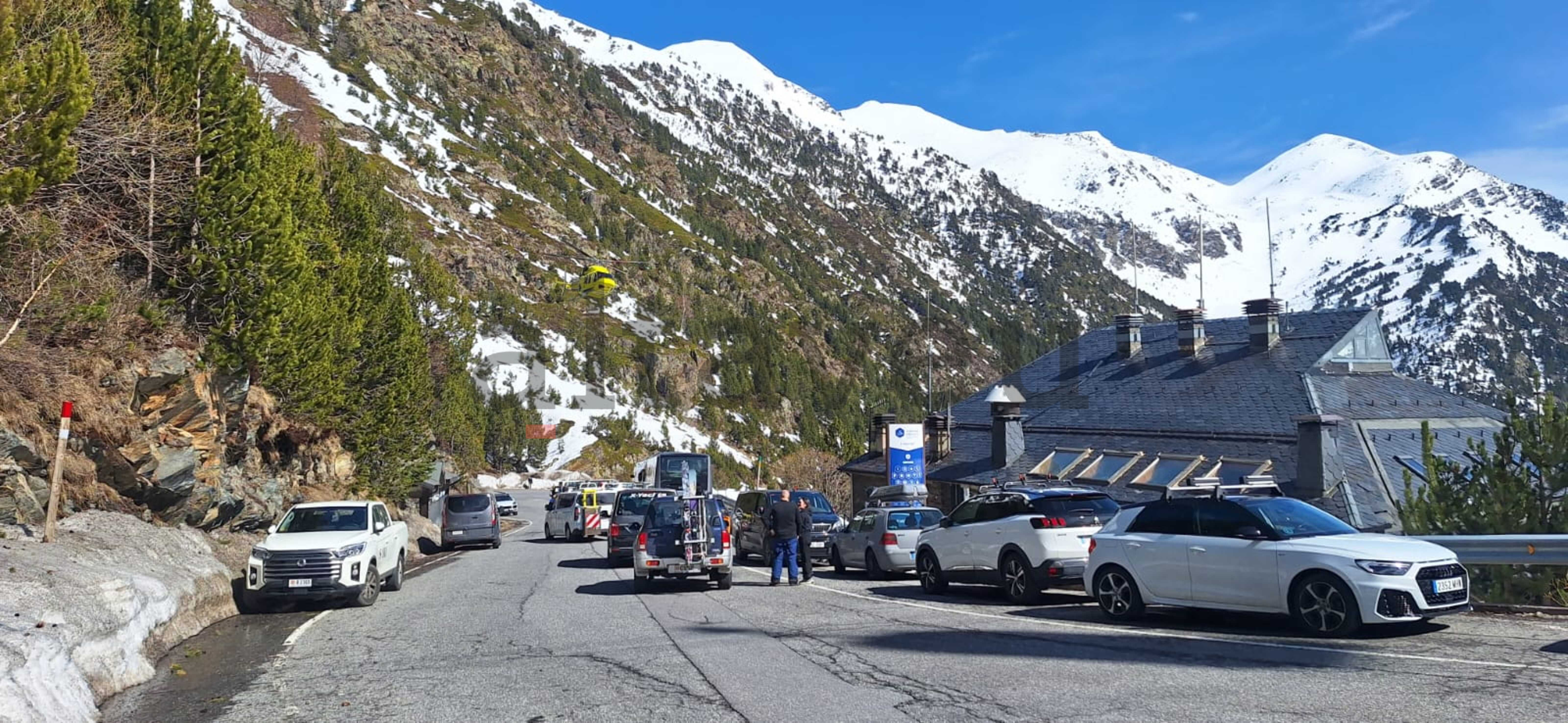 L'helicòpter arribant a la zona.