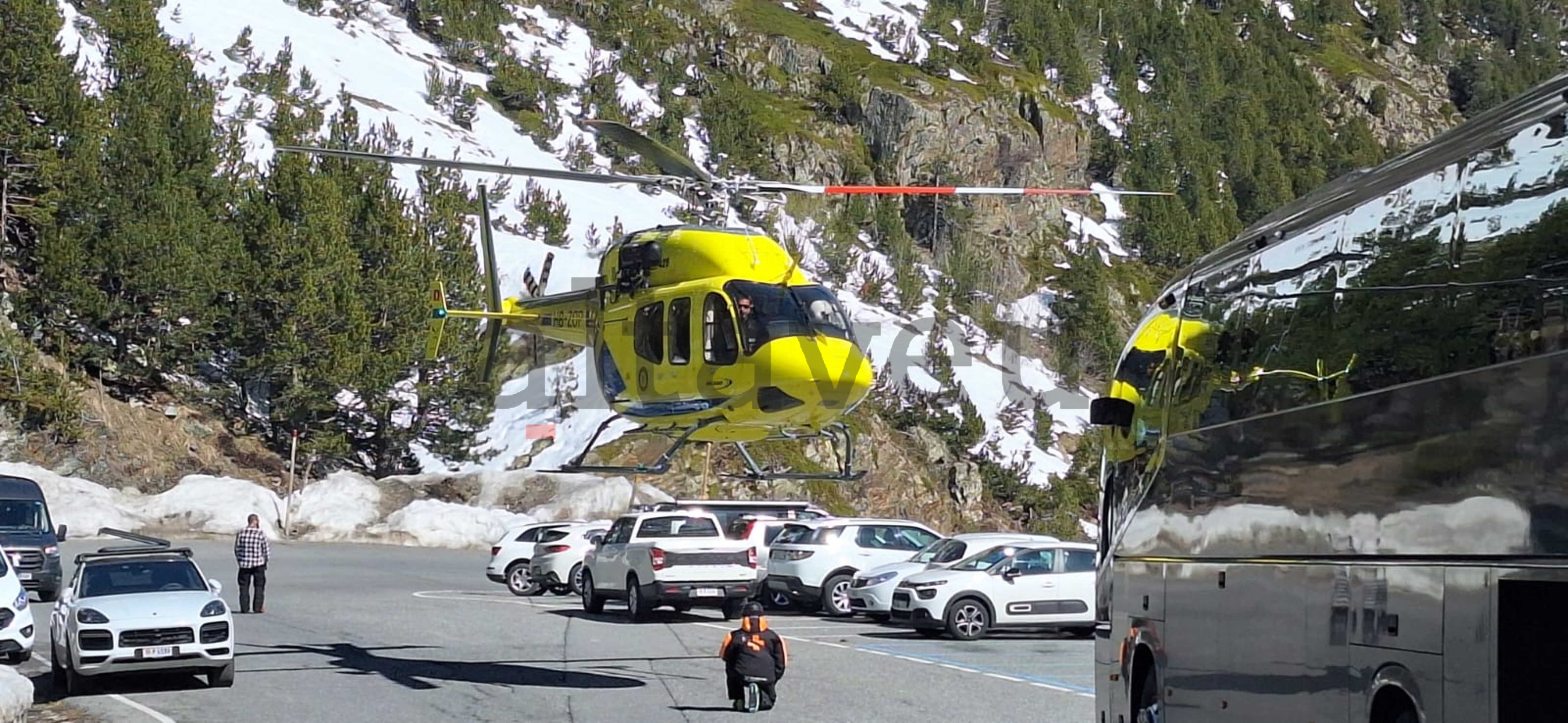 L'helicòpter enlairant-se per anar cap a l'hospital.