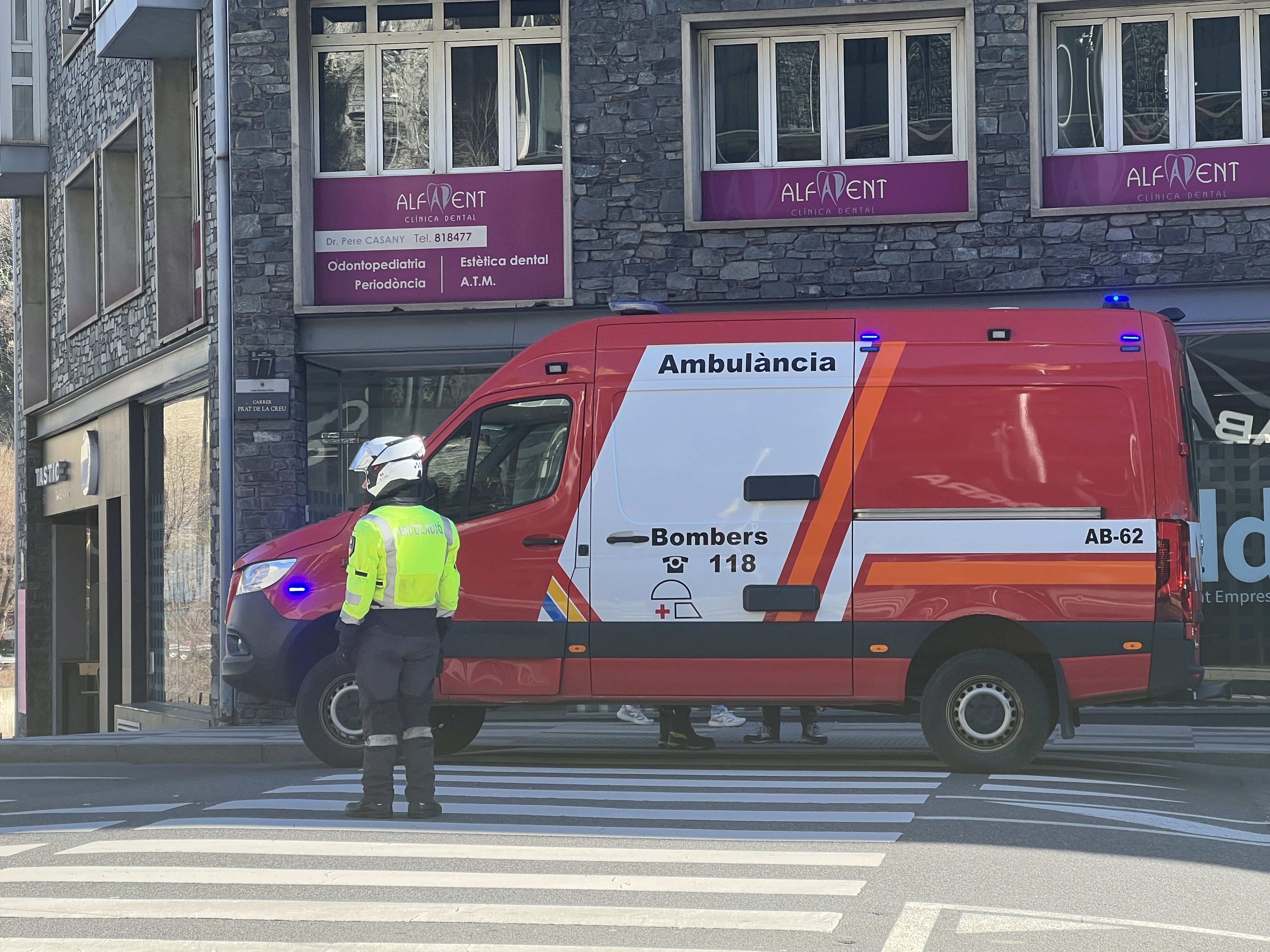 L'ambulància a punt de marxar de la zona on han recollit el vianant accidentat.